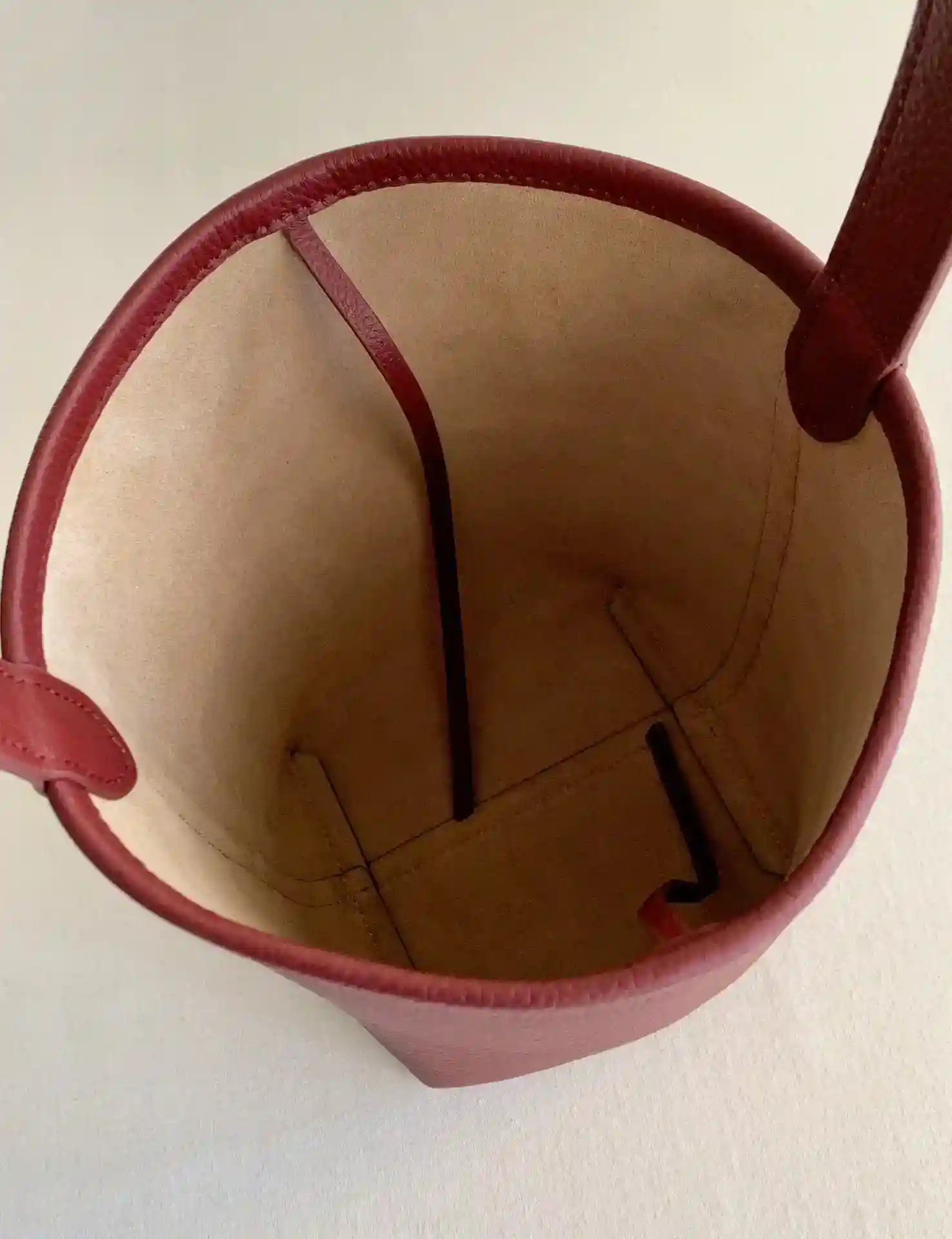 Picture [8]-Park bucket trumpet burgundy parktote leather difficulty in the degree of natural fall "stand into a bucket lying into a quilt" is a hidden yardstick; litchi grain leather even if stained stains are also easy to clean up; no hardware bag models more test leather base flesh and barrel-shaped maintenance requires good leather to support; The difficulty of the oil edge is not as suede bucket but also to slow work to smooth not show a sense of cheapness handle support material to have weight is not as soft as webbing; lychee grain cowhide grain each is not the same do not need to care about the comparison of other because their own on the body of the one and only- high quality replica bags!