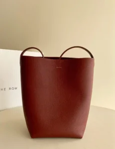 Park Bucket Medium bordeaux parktote cuir difficulté dans le degré de chute naturelle "debout dans un seau couché dans un édredon" est une mesure cachée ; cuir de grain de litchi même si les taches sont également faciles à nettoyer ; aucun modèle de sac de quincaillerie plus tester la base de cuir chair et l'entretien en forme de tonneau nécessite un bon cuir pour soutenir ; la difficulté de bord de l'huile. Pas comme le seau en daim, mais aussi de travailler lentement pour lisser ne pas montrer la sensation de poignée bon marché matériel de soutien pour avoir le poids n'est pas aussi doux que la sangle ; grain de litchi texture de vache chacun n'est pas le même ne se soucient pas de comparer les autres parce que leur propre sur le corps est un unique - haute qualité réplique sacs à main.