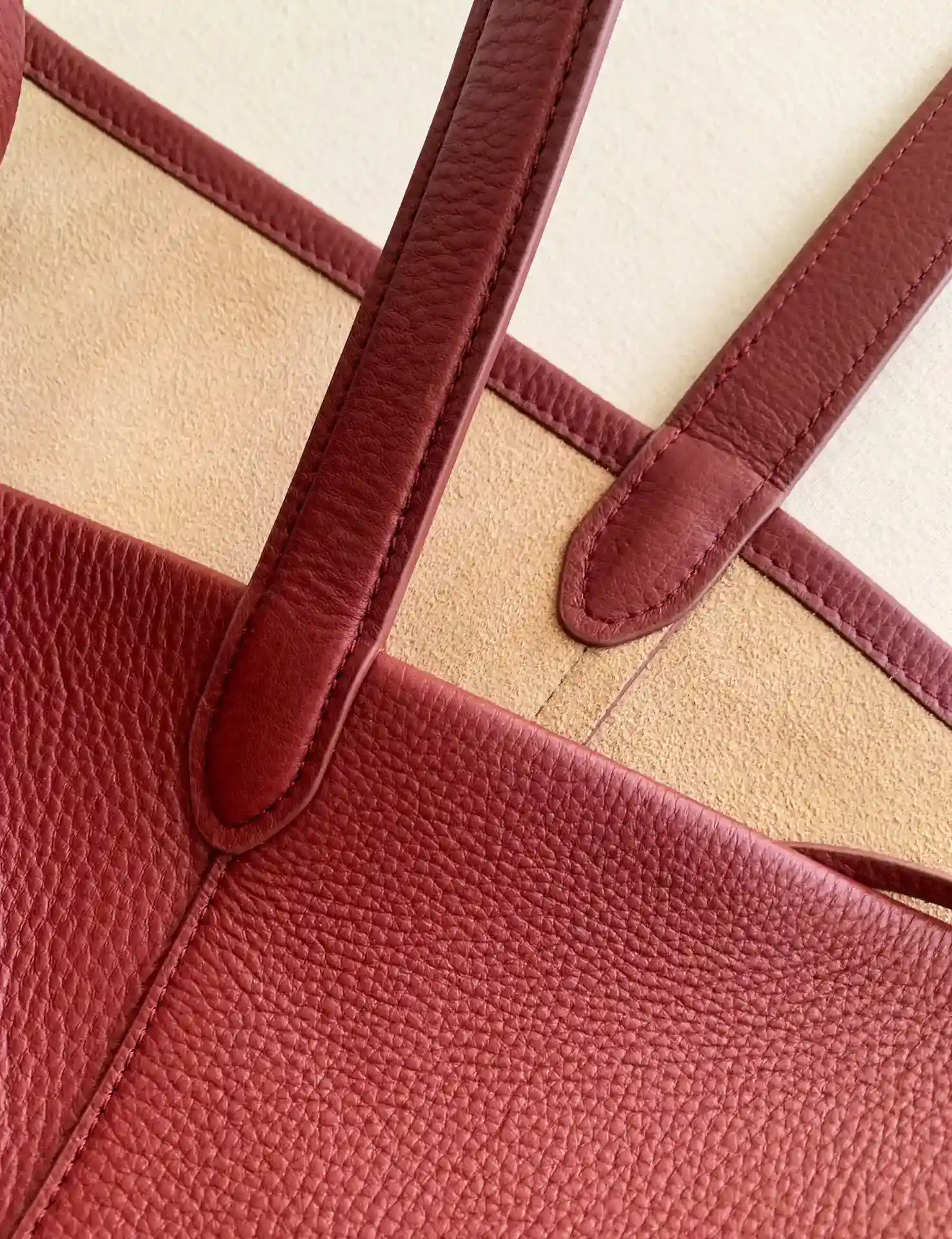 Picture [10]-Park Bucket Large burgundy parktote leather difficulty in the degree of natural fall "stand into a bucket lying into a quilt" is a hidden yardstick; lychee grain leather even if the stains are stained is also easy to clean up; there is no hardware of the bag models more test of the leather base flesh and barrel-shaped maintenance requires good leather to support; oil edge is not as difficult as suede bucket but also slow work to smooth not show cheap feeling handle support material to have weight not soft webbing; lychee grain cowhide grain each and every one of them is soft, not soft, not soft, not soft, not soft, not soft. ; oil edge of the difficulty is not as suede bucket but also to slow work to smooth not show cheap feeling handle support material to have weight is not as soft as webbing; lychee grain cowhide grain each is not the same do not care about comparing other because their own on the body is a unique - high quality replica handbags