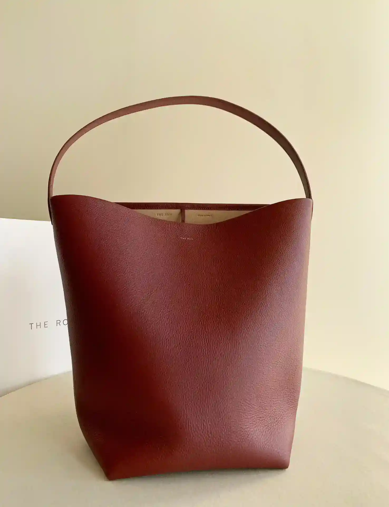 Imagem [8]-Park Bucket Large Wine red parktote leather difficulty in the degree of natural fall "stand into a bucket lying into a quilt" is a hidden yardstick; litchi grain leather even if stained stains are also easy to clean up; no hardware bag models more test leather base flesh and barrel-shaped maintenance requires good leather to support; A dificuldade da borda de óleo não é como balde de camurça, mas também para retardar o trabalho para suavizar não mostrar uma sensação de material de suporte de alça de baixo custo para ter peso não é tão macio como webbing; grão de lichia grão de vaca cada um não é o mesmo não precisa se preocupar com a comparação de outro porque o seu próprio no corpo do primeiro e único - sacos de réplica de alta qualidade!