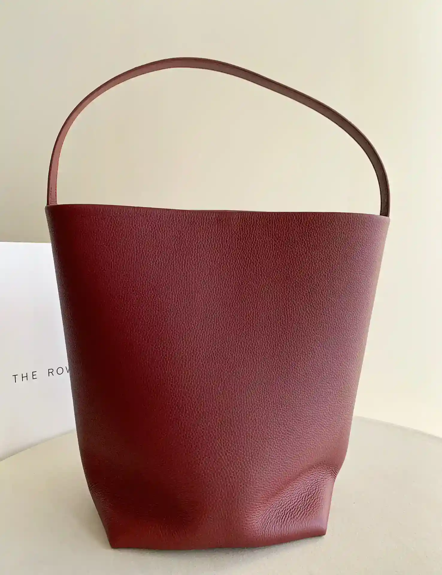 Picture [5]-Park Bucket Large Wine red parktote leather difficulty in the degree of natural fall "stand into a bucket lying into a quilt" is a hidden yardstick; litchi grain leather even if stained stains are also easy to clean up; no hardware bag models more test leather base flesh and barrel-shaped to maintain the need for good leather to support; The difficulty of the oil edge is not as suede bucket but also to slow work to smooth not show a sense of cheapness handle support material to have weight is not as soft as webbing; lychee grain cowhide grain each is not the same do not care about comparing the other because their own on the body of the one and only- high quality replica bags!