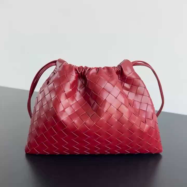 En automne et en hiver, la première touche de rouge porte-bonheur ❤️-high replica bags