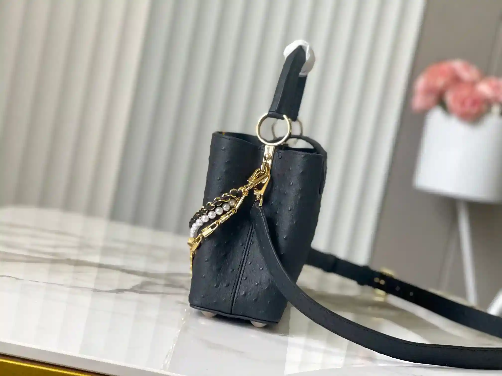 Image[2]-LV Black Ostrich Pearl Trilogy Chain Clause🔸This Capucines handbag joins the Trilogy collection with the classic Taurillon cowhide leather, giving the elegant chain a shell-like texture that can be used to brighten up an evening look. The interior compartment includes a card pocket that is suitable for crossbody or handheld use.