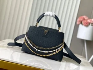 LV Black Ostrich Pearl Trilogy Chain Clause 🔸トリロジーコレクションにクラシックなタウリヨン牛革を加えたカプシーヌハンドバッグ。 エレガントなチェーンに貝殻のような質感を与え、イブニングルックを明るく彩ります。 内側のコンパートメントにはカードポケットがあり、斜め掛けでも手持ちでもお使いいただけます。