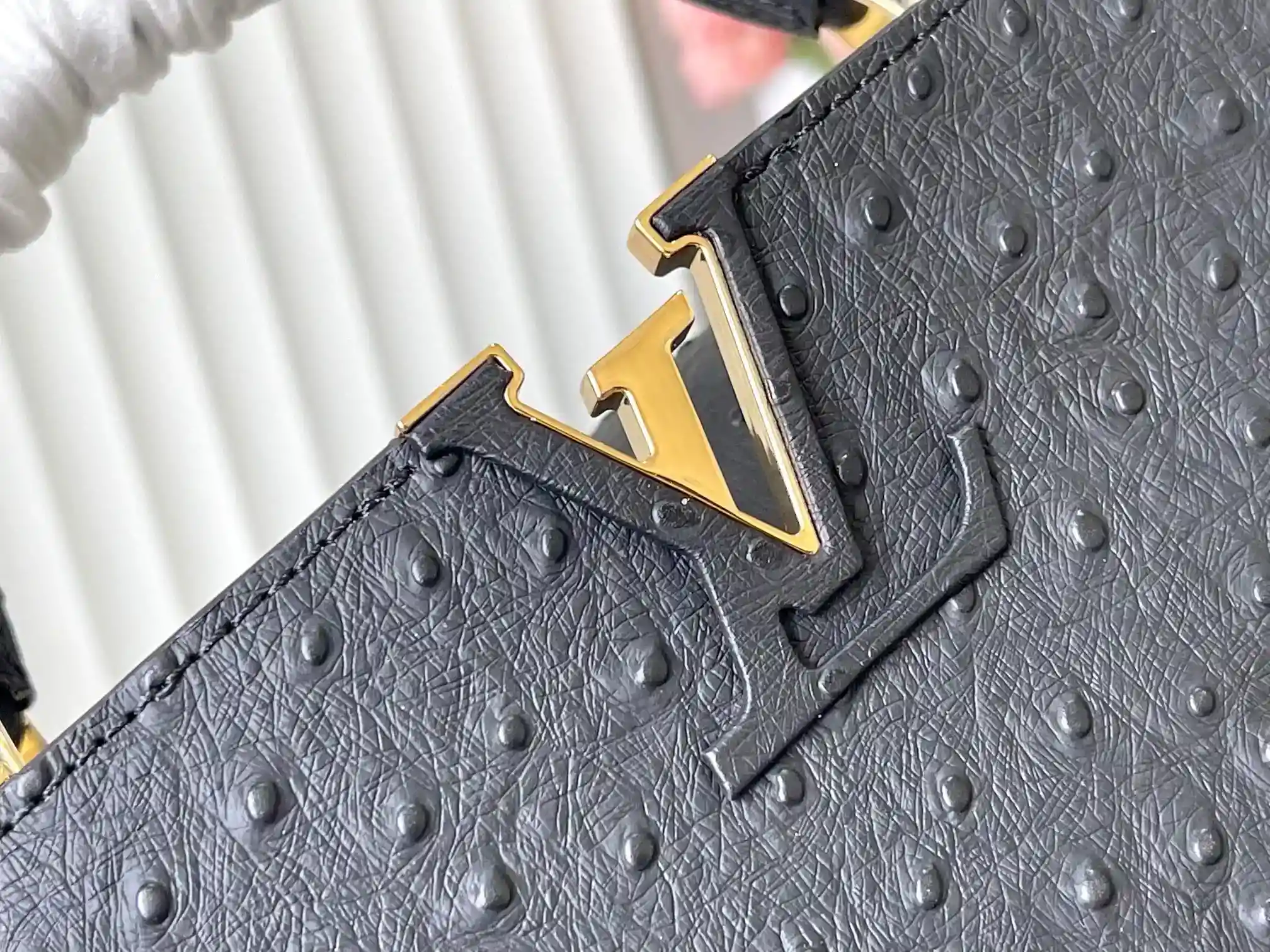 Image [5]-LV Black Ostrich Pearl Trilogy Chain Clause🔸This Capucines bag joins the Trilogy collection with the classic Taurillon cowhide leather, giving the elegant chain a shell-like texture that can be used to brighten up an evening look. The interior compartment includes a card pocket that is suitable for crossbody or handheld use Size : 27 * 18 * 9 CM-High quality handbags