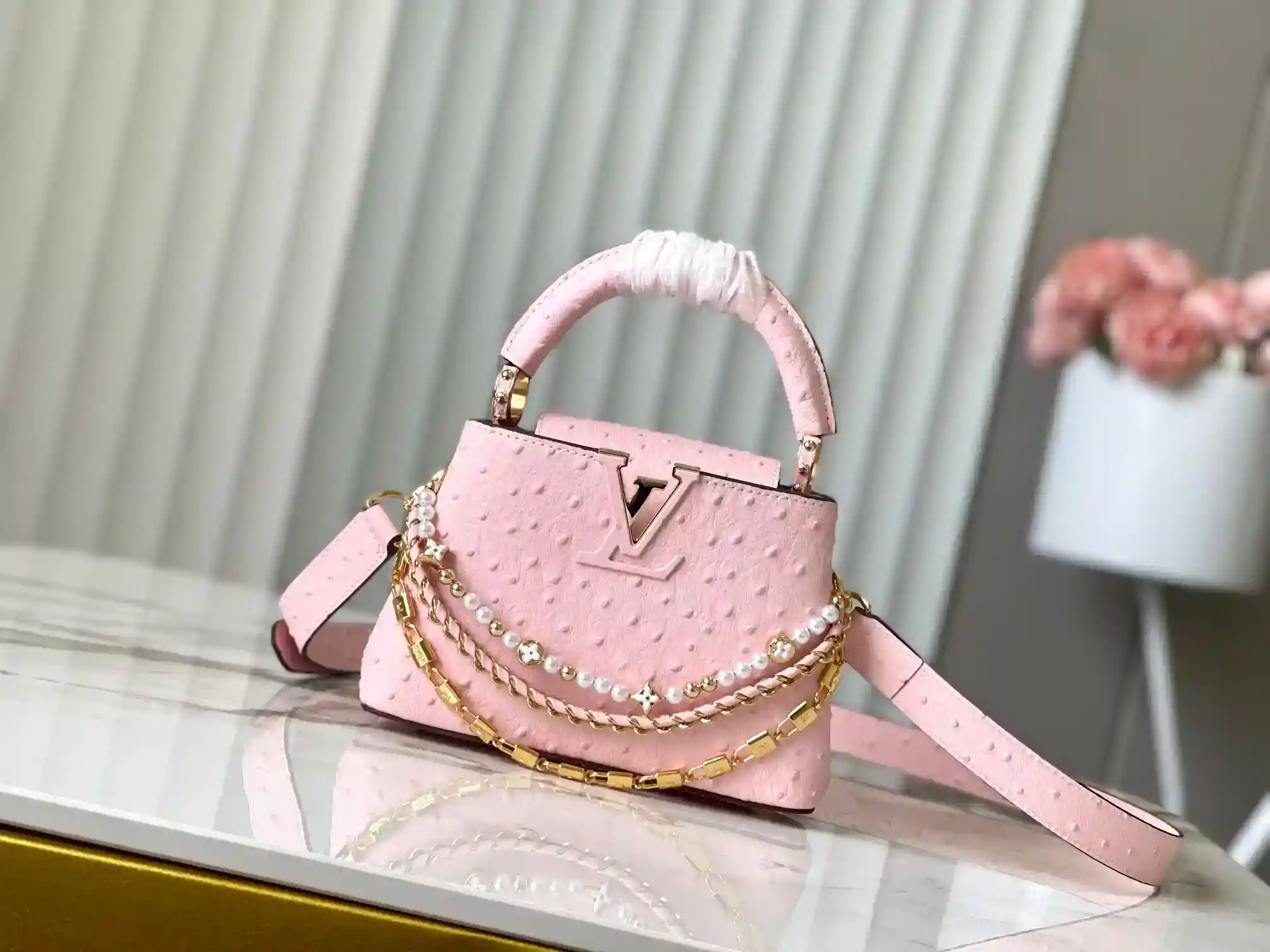 LV Pink Ostrich Pearl Trilogy Chain Clause 🔸This Capucines handbag adds the classic Taurillon cowhide to the Trilogy collection, giving the elegant chain a shell-like texture that can be used to brighten up an evening look, and the interior compartment includes a card pocket that is perfect for crossbody or handheld use.