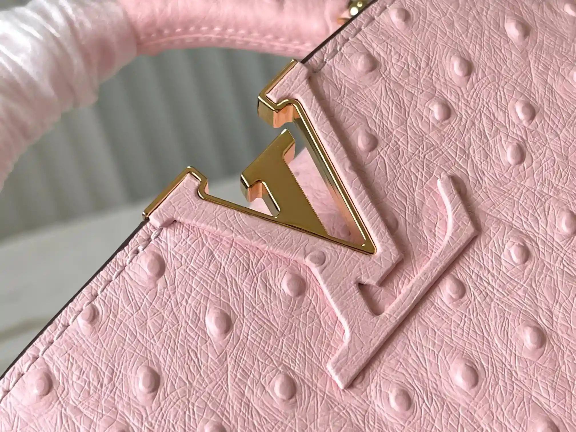 Image [4]-LV Pink Ostrich Pearl Trilogy Chain Clause 🔸This Capucines handbag joins the Trilogy collection with the classic Taurillon cowhide leather, giving the elegant chain a shell-like texture that can be used to brighten up an evening look. The interior compartment includes a card pocket for attaching cards, which is suitable for crossbody or handheld Size : 21 * 14 * 8 CM-High quality handbags