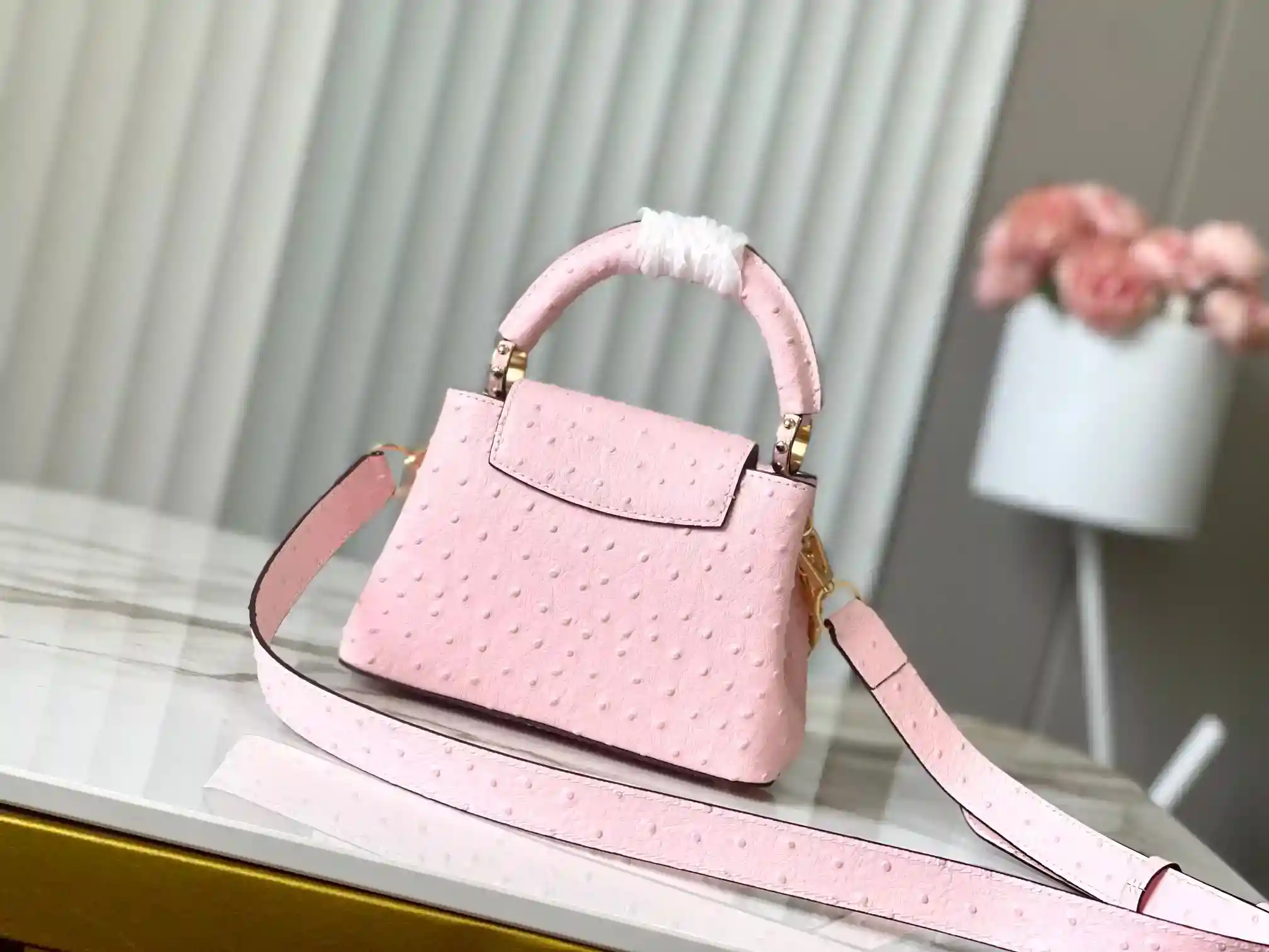 Image[3]-LV Pink Ostrich Pearl Trilogy Chain Clause 🔸This Capucines handbag joins the Trilogy collection with the classic Taurillon cowhide leather, giving the elegant chain a shell-like texture that can be used to brighten up an evening look. The interior compartment includes a card pocket for attaching cards, which is suitable for crossbody or handheld Size : 21 * 14 * 8 CM-High quality handbags