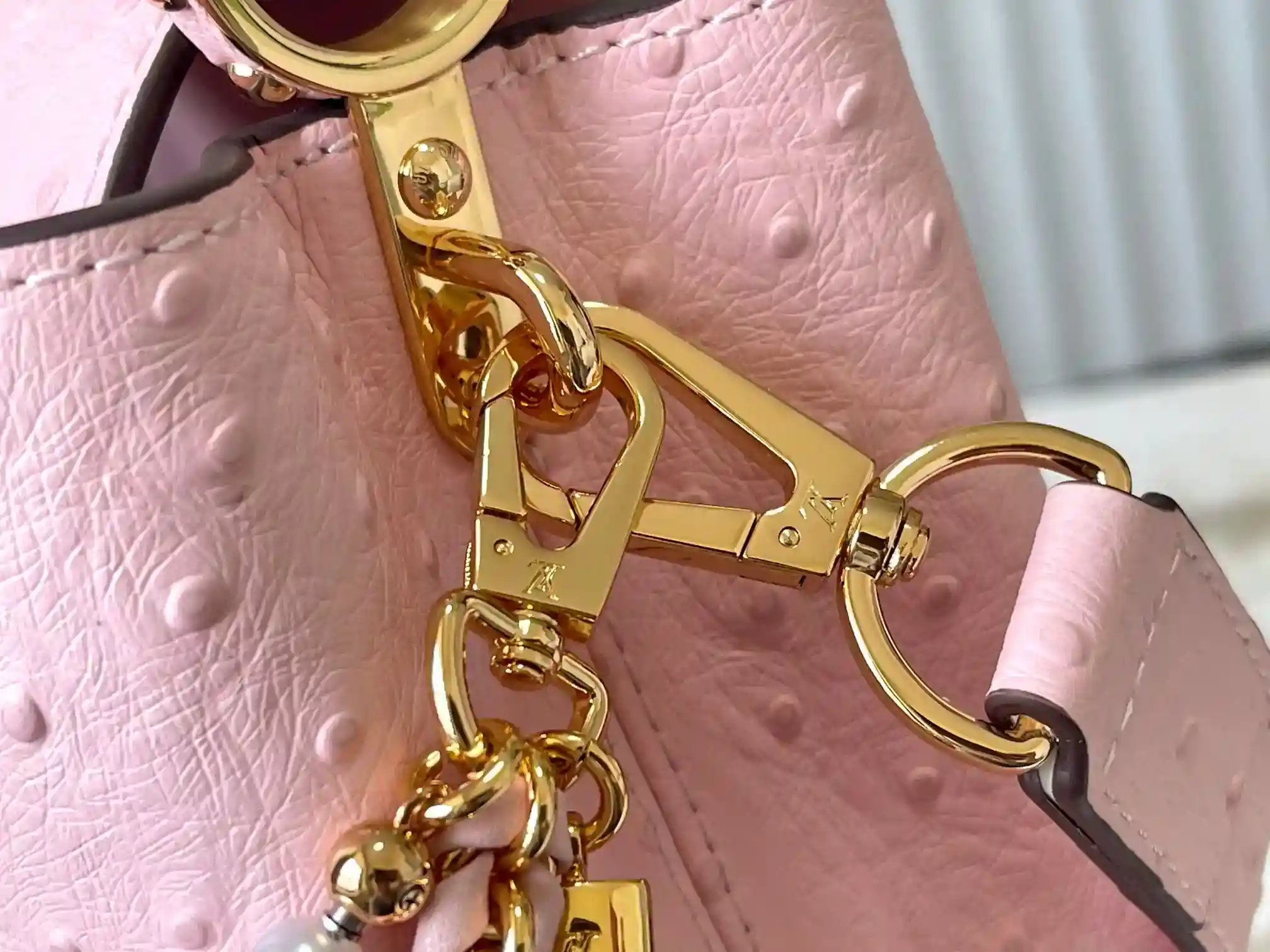 Image [6]-LV Pink Ostrich Pearl Trilogy Chain Clause 🔸This Capucines handbag joins the Trilogy collection with the classic Taurillon cowhide leather, giving the elegant chain a shell-like texture that can be used to brighten up an evening look with an interior compartment that includes a card pocket that is suitable for crossbody or handheld Size : 21 * 14 * 8 CM-High quality handbags