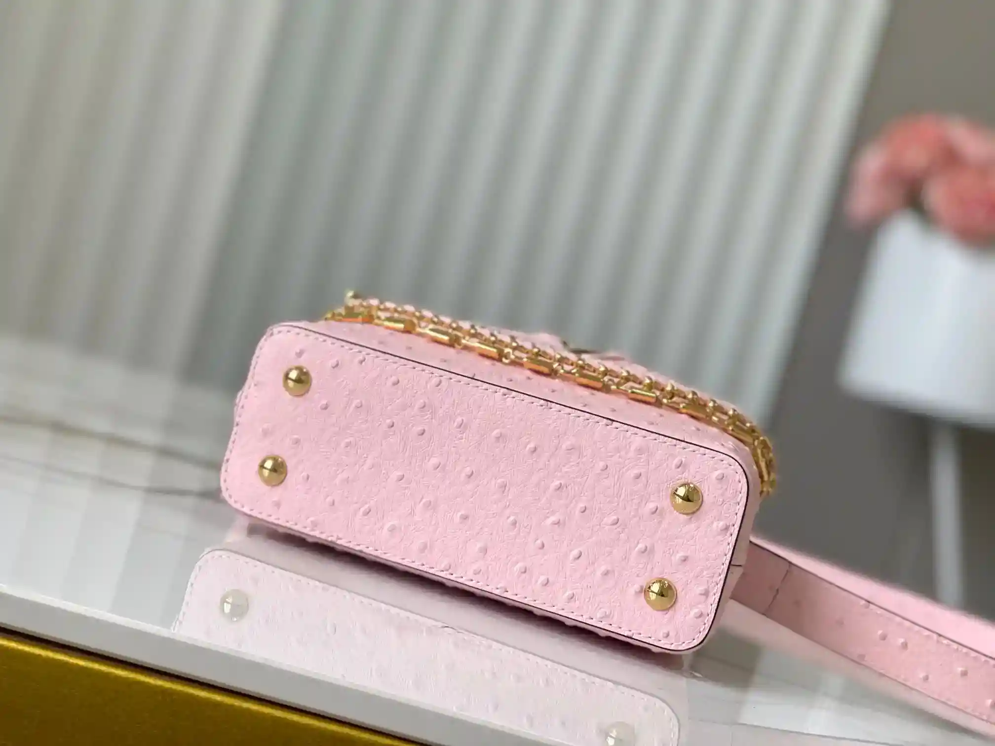 Image [9]-LV Pink Ostrich Pearl Trilogy Chain Clause 🔸This Capucines handbag joins the Trilogy collection with the classic Taurillon cowhide leather, giving the elegant chain a shell-like texture that can be used to brighten up an evening look. The interior compartment includes a card pocket for attaching cards, which is suitable for crossbody or handheld Size : 21 * 14 * 8 CM-High quality bags