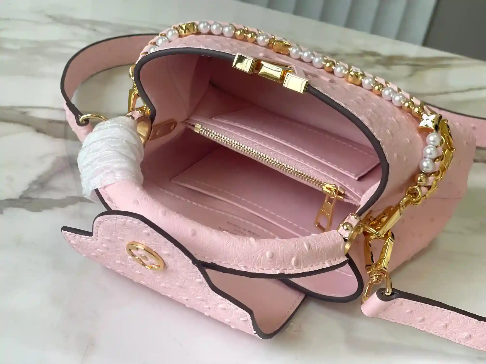 Image [7]-LV Pink Ostrich Pearl Trilogy Chain Clause 🔸This Capucines handbag joins the Trilogy collection with the classic Taurillon cowhide leather, giving the elegant chain a shell-like texture that can be used to brighten up an evening look. The interior compartment includes a card pocket for attaching cards, which is suitable for crossbody or handheld Size : 21 * 14 * 8 CM-High quality handbags