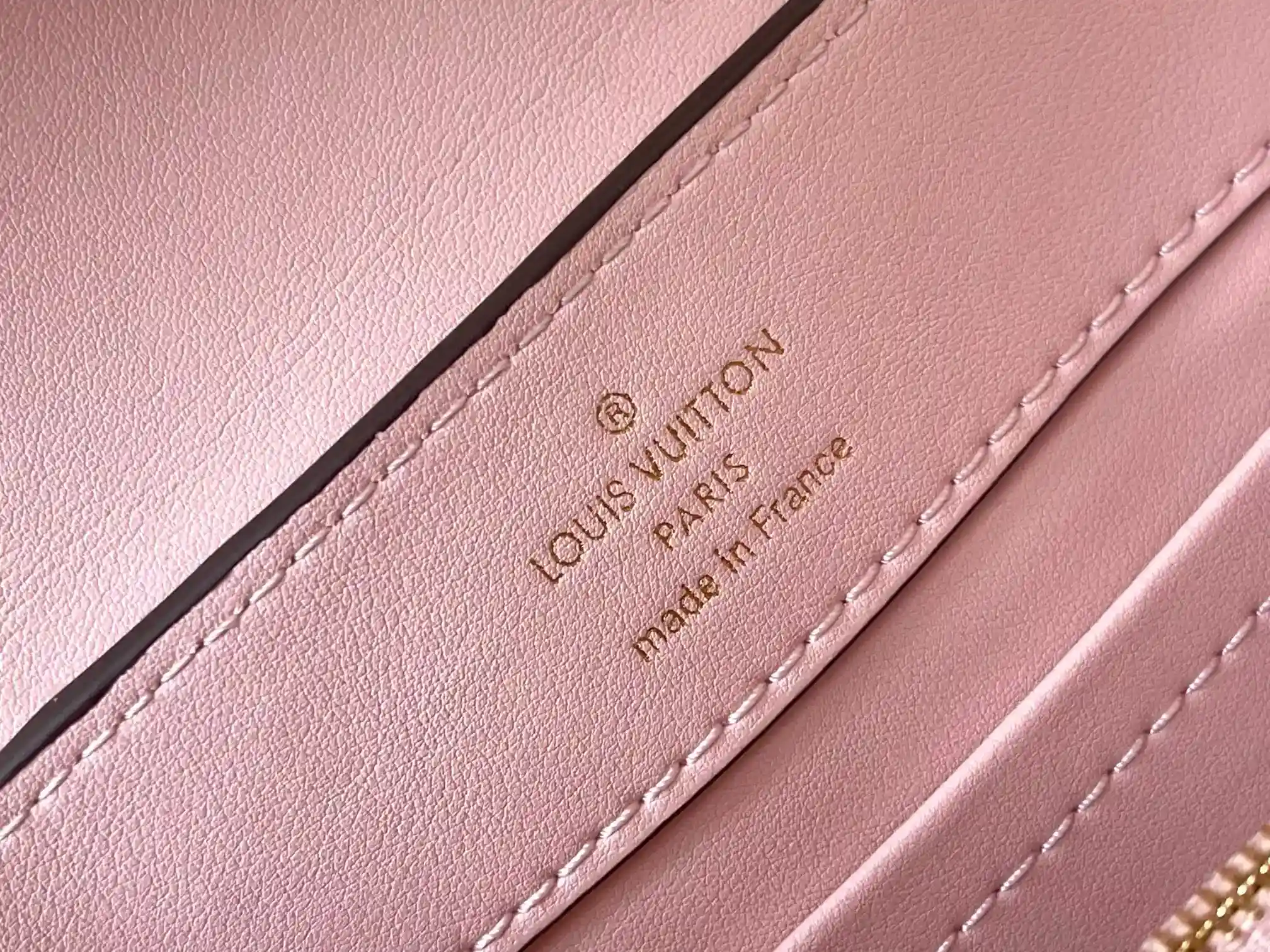 Image [8]-LV Pink Ostrich Pearl Trilogy Chain Clause 🔸This Capucines handbag joins the Trilogy collection with the classic Taurillon cowhide leather, giving the elegant chain a shell-like texture that can be used to brighten up an evening look. The interior compartment includes a card pocket for attaching cards, which is suitable for crossbody or handheld Size : 21 * 14 * 8 CM-High quality bags