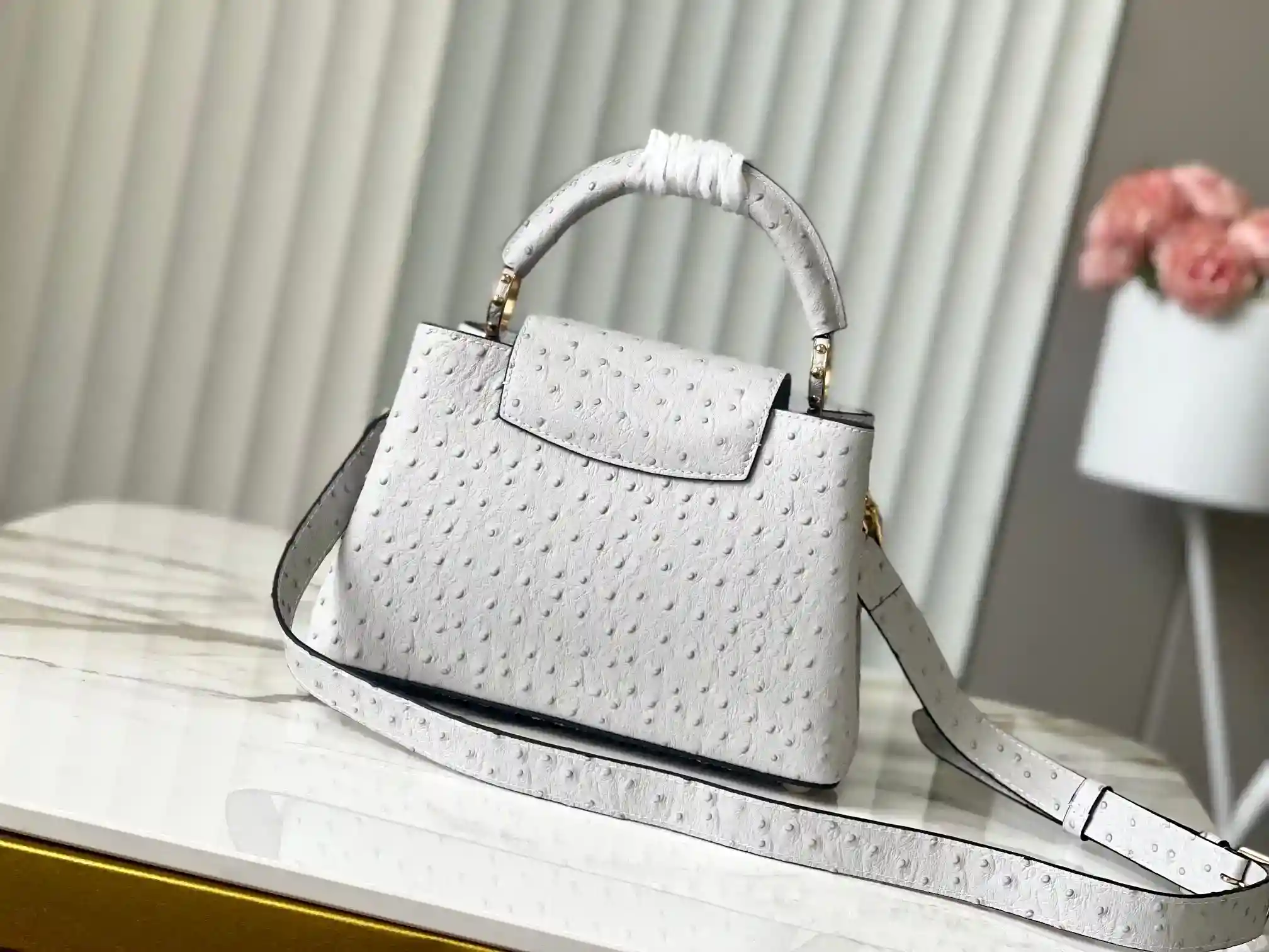 Image[3]-LV Grey Ostrich Pearl Trilogy Chain Clause🔸This Capucines bag joins the Trilogy collection with the classic Taurillon cowhide leather, giving the elegant chain a shell-like texture that can be used to brighten up an evening look. The interior compartment includes a card pocket that is suitable for crossbody or handheld use Size : 27 * 18 * 9 CM-High quality handbags