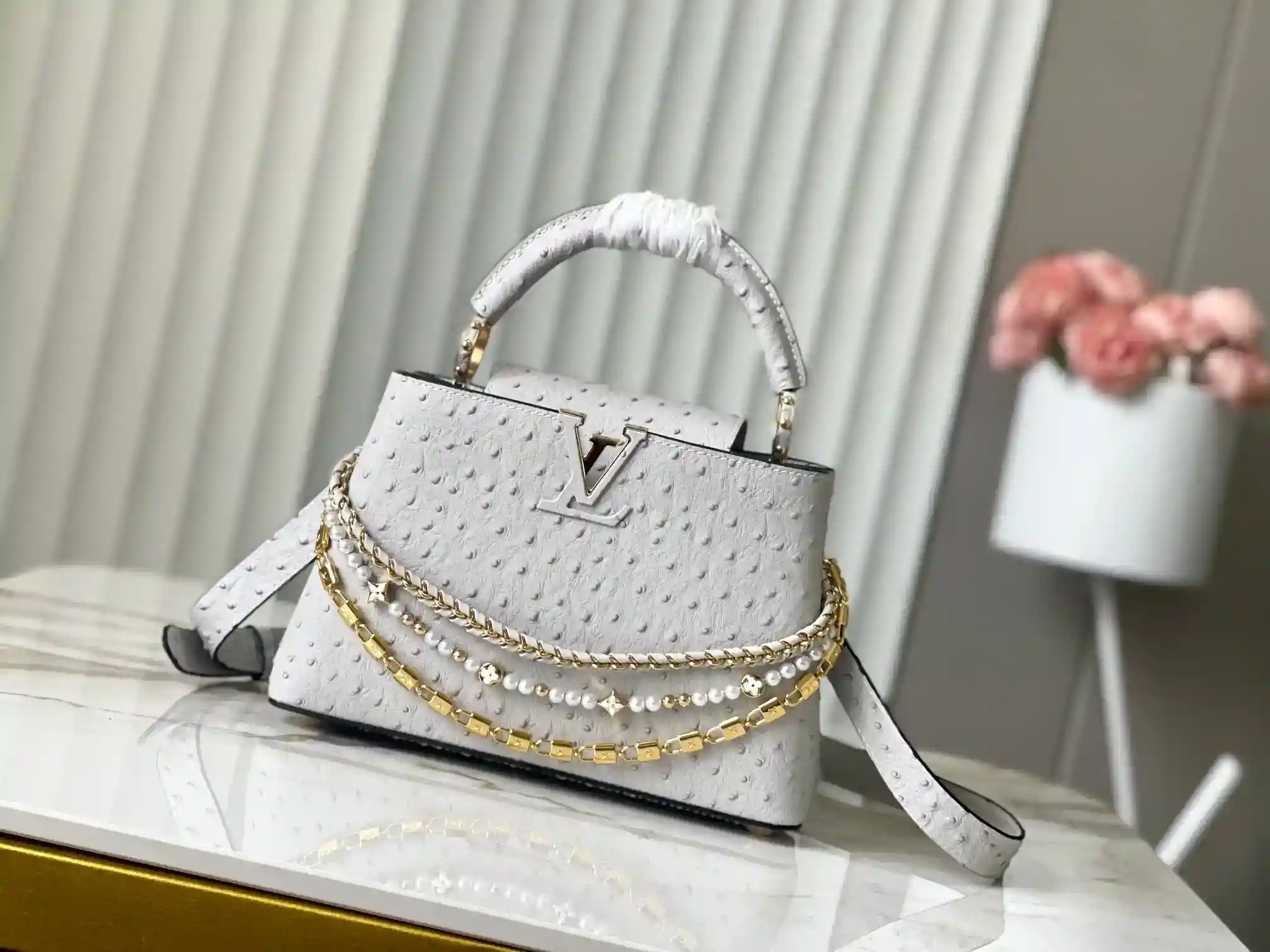 LV Gray Ostrich Pearl Trilogy Chain Clause 🔸This Capucines handbag adds the classic Taurillon cowhide to the Trilogy collection, giving the elegant chain a shell-like texture that can be used to brighten up an evening look, and the interior compartment includes a card pocket that is suitable for crossbody or handbag Size : 27 * 18 * 9 CM-High quality bags