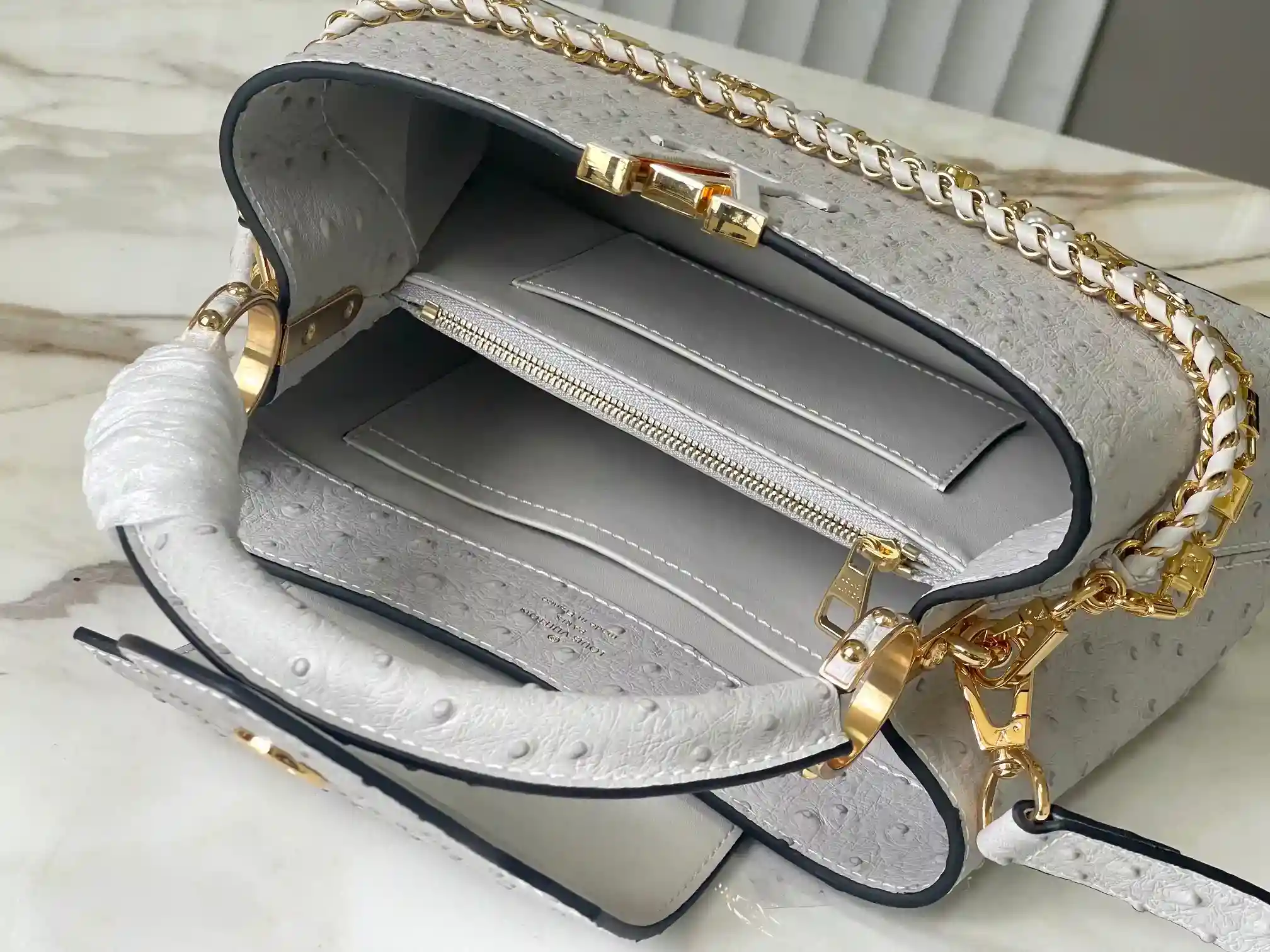 Image [5]-LV Grey Ostrich Pearl Trilogy Chain Clause🔸This Capucines bag joins the Trilogy collection with the classic Taurillon cowhide leather, giving the elegant chain a shell-like texture that can be used to brighten up an evening look. The interior compartment includes a card pocket that is suitable for crossbody or handheld use Size : 27 * 18 * 9 CM-High quality handbags