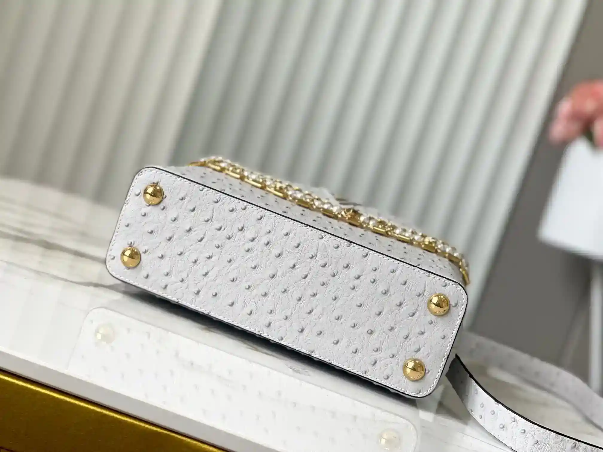 Image[9]-LV Grey Ostrich Pearl Trilogy Chain Clause🔸This Capucines bag joins the Trilogy collection with the classic Taurillon cowhide leather, giving the elegant chain a shell-like texture that can brighten up an evening look with an interior compartment that includes a card pocket that is suitable for cross-body or hand-carrying.