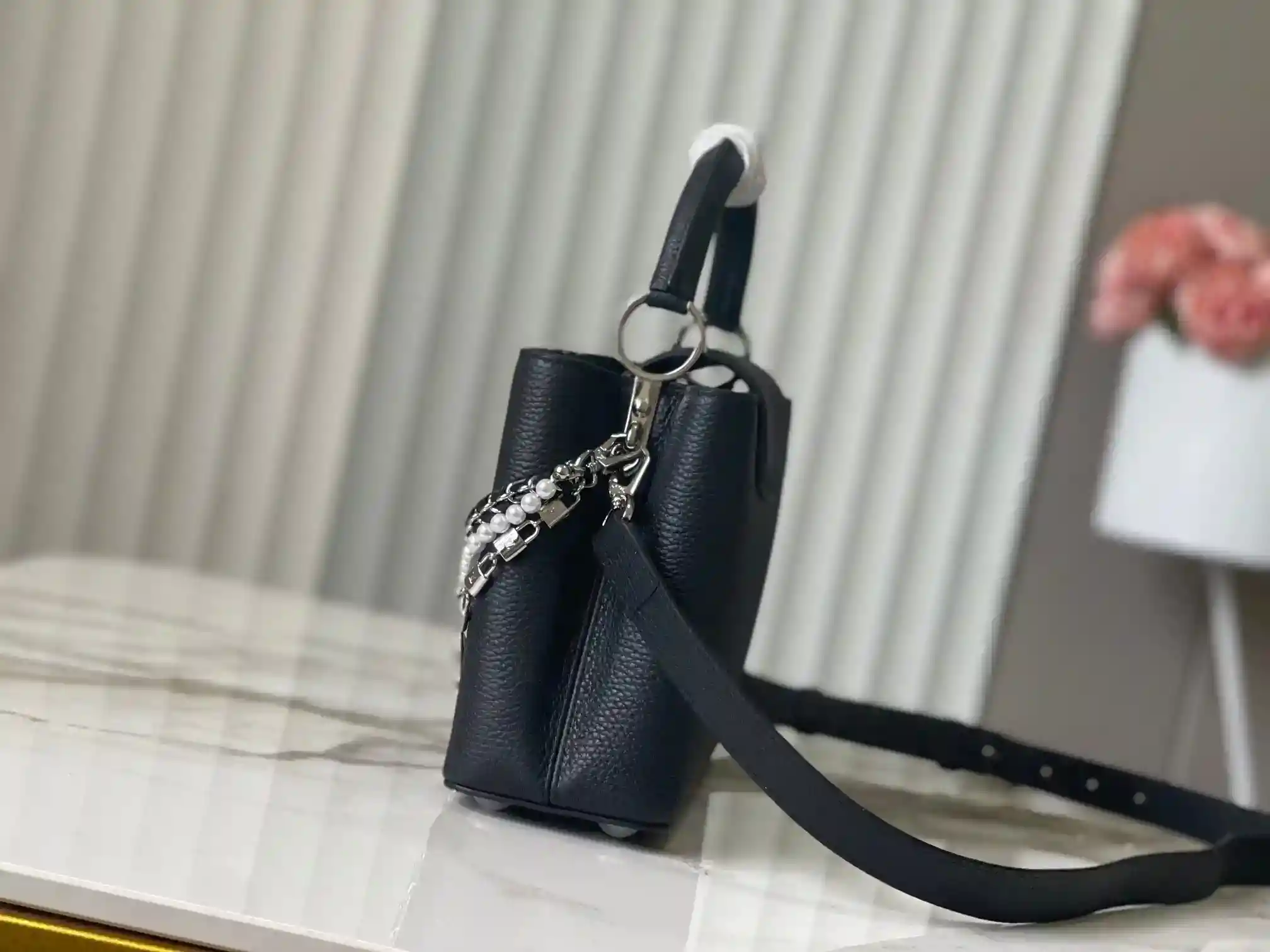 Image[2]-LV Black Pearl Trilogy Chain Clause🔸This Capucines handbag adds classic Taurillon cowhide to the Trilogy collection, giving the elegant chain a shell-like texture that can be used to brighten up an evening look, with an inner compartment that includes a card pocket for attaching cards to a crossbody or handheld bag.