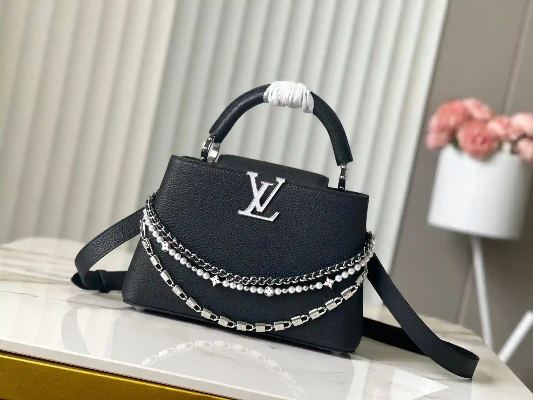 LV Black Pearl Trilogy Chain Clause 🔸This Capucines handbag adds the classic Taurillon cowhide to the Trilogy collection, giving the elegant chain a shell-like texture that can be used to brighten up an evening look, and the interior compartment includes a card pocket that is perfect for crossbody or handheld Size : 27 * 18 * 9 CM-High quality handbags