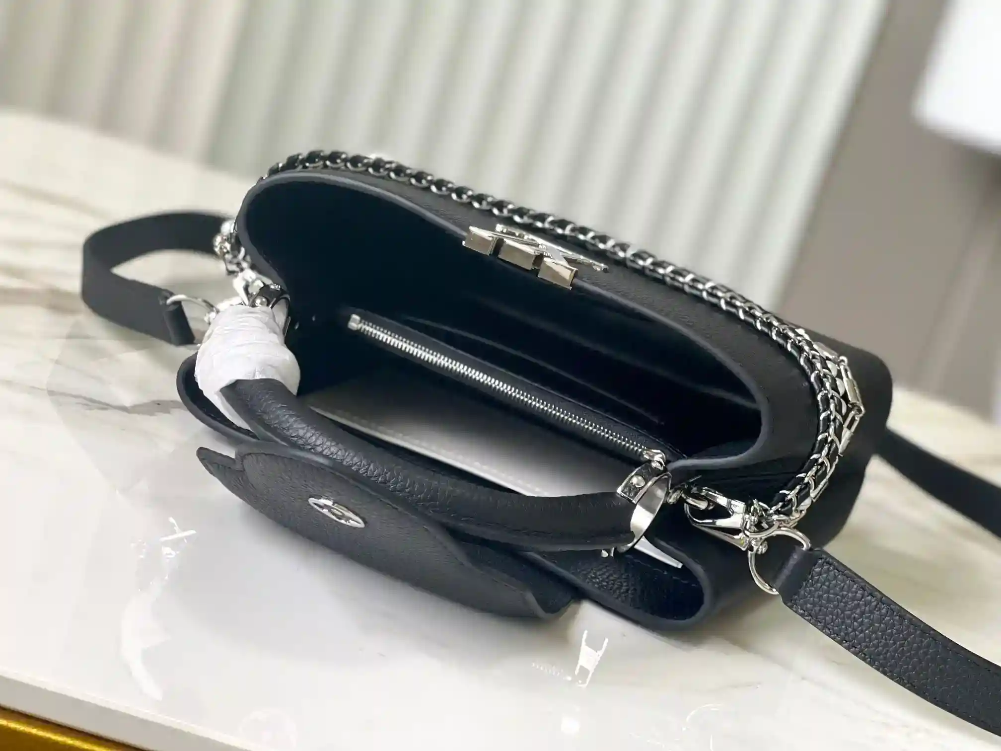 Image[6]-LV Black Pearl Trilogy Chain Clause🔸This Capucines handbag adds classic Taurillon cowhide to the Trilogy collection, giving the elegant chain a shell-like texture that can be used to brighten up an evening look with an inner compartment that includes a card patch pocket that is suitable for crossbody or handheld Size : 27 * 18 * 9 CM-High quality handbags