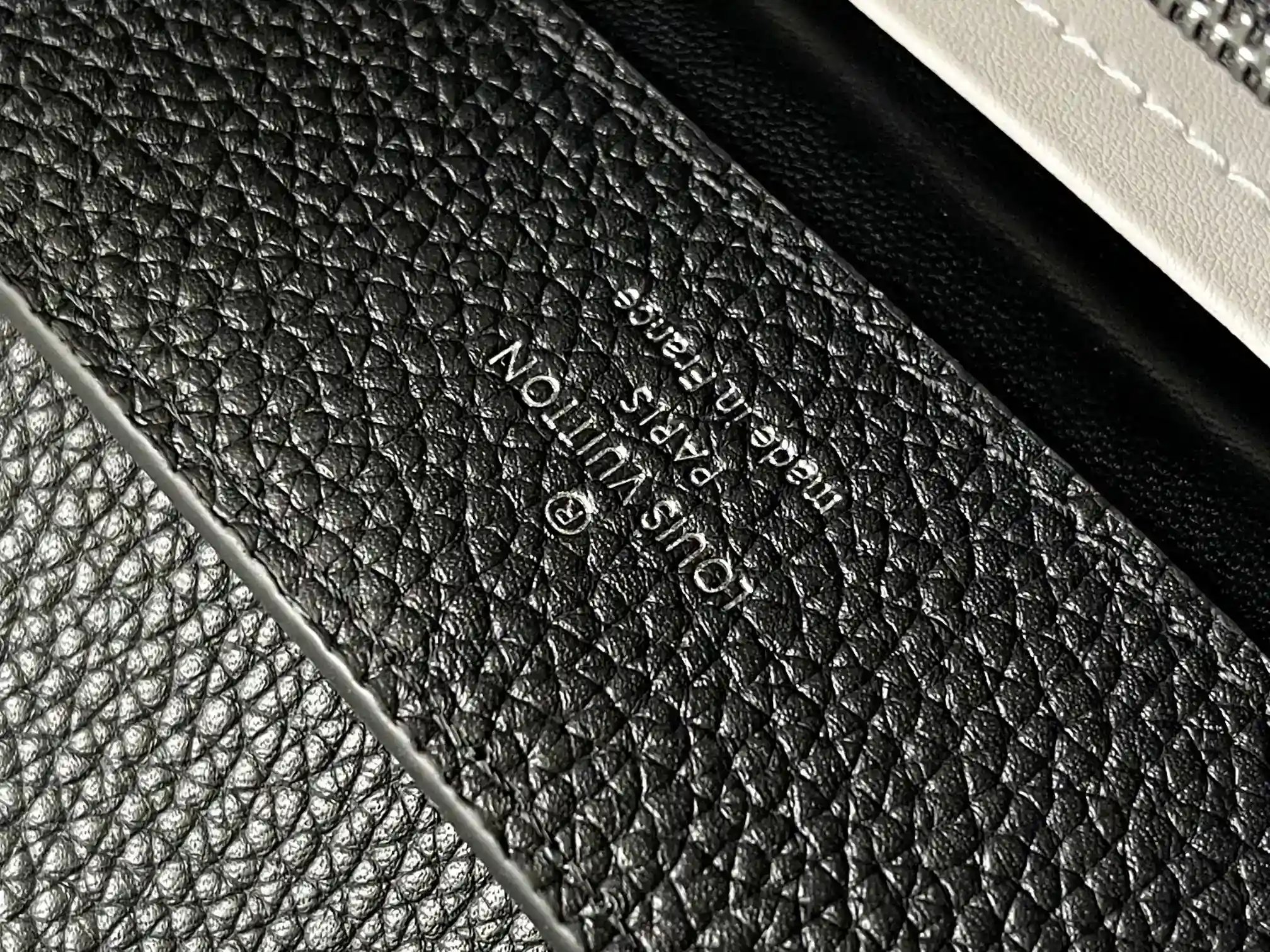 Image [7]-LV Black Pearl Trilogy Chain Clause 🔸This Capucines handbag joins the Trilogy collection with the classic Taurillon cowhide leather, giving the elegant chain a shell-like texture that can be used to brighten up an evening look. The interior compartment includes a card pocket, which is suitable for crossbody or handheld use.