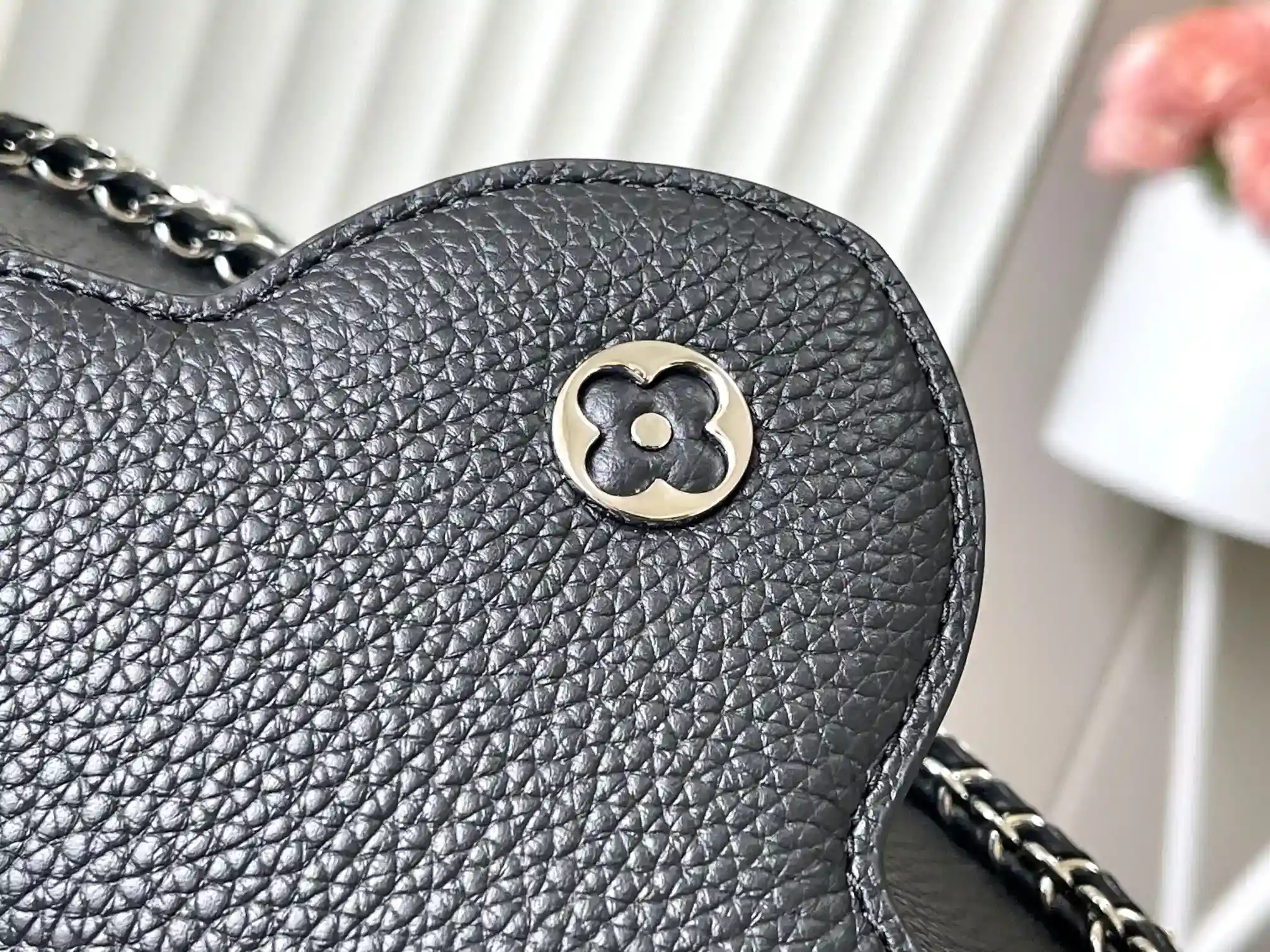 Image [8]-LV Black Pearl Trilogy Chain Clause🔸This Capucines handbag adds classic Taurillon cowhide to the Trilogy collection, giving the elegant chain a shell-like texture that can be used to brighten up an evening look, with an inner compartment that includes a card pocket for attaching cards to a crossbody or handheld bag.