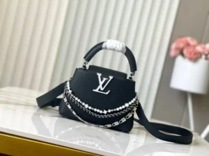 LV Black Pearl Trilogy Chain Clause 🔸Esta mala Capucines acrescenta a clássica pele de vaca Taurillon à coleção Trilogy, conferindo à elegante corrente uma textura semelhante a uma concha que pode ser usada para alegrar um look noturno. O compartimento interior inclui um bolso para cartões que pode ser usado a tiracolo ou à mão.