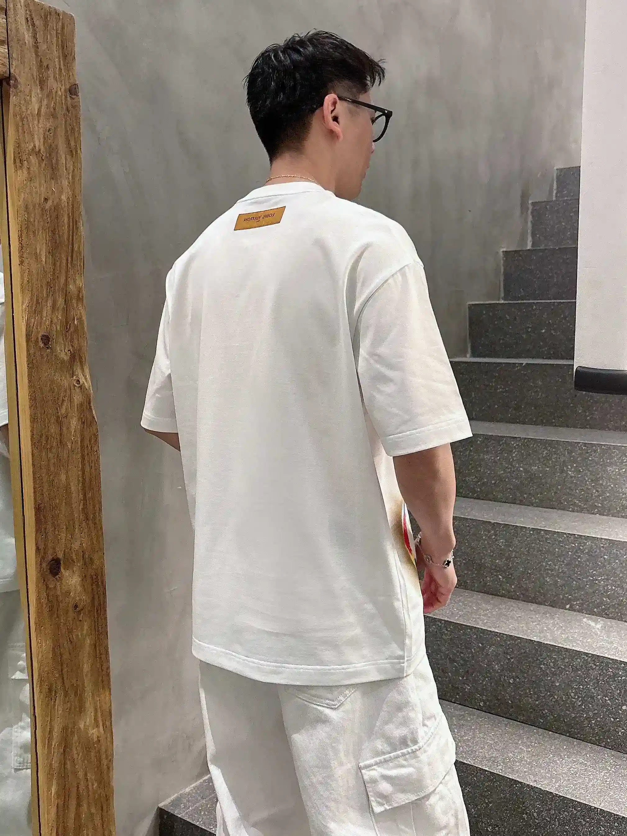 Image [9]-P520 LV 2025 Spring/Summer Premiere Short Sleeve Crew Neck T-Shirt High-end bespoke design Avant-garde fashion ! Logo de la marque, conception artisanale lourde, tissu en coton nuageux mercerisé. Douceur au toucher. Confortable à porter. Coutures exquises à contre-jour. Le logo de la marque est fortement travaillé et conçu dans un tissu de coton nuageux mercerisé. L'effet sur le corps est d'une beauté inégalée ! Un produit unique essentiel pour les hommes ! Couleur : Noir Blanc Longueur : M-3XL Version micro large de 178 155 livres usure L usure maximale 210 livres-Sacs haute couture