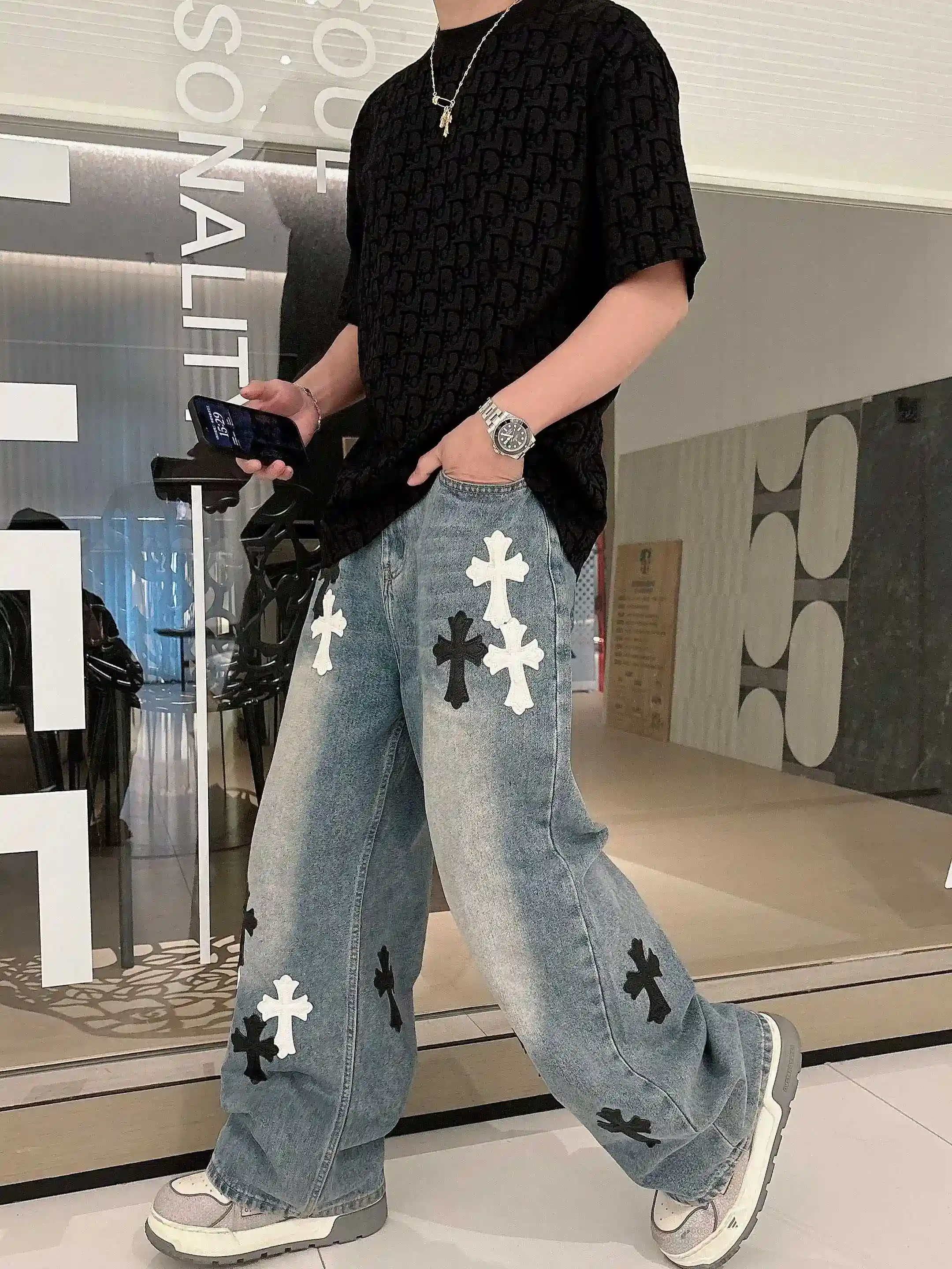 イメージ画像 [7]-P520 Dior ディオール 2025年春夏 プルミエール 半袖 クルーネック Tシャツ 高級オーダーメイドデザイン アヴァンギャルドファッション！ブランドロゴ入りの重厚なクラフツマンシップデザイン。ソフトな風合い。快適な着心地。カウンターレベルの絶妙なステッチ。ブランドロゴは、マーセライズ加工を施したクラウドコットン生地で重厚にデザインされている。ボディへの効果は他の追随を許さない♡！メンズ必須の単品商品！カラー：ブラックホワイトヤーデージ：178 155ポンド摩耗L最大摩耗210ポンド-ハイフェイクバッグのM-3XLマイクロブロードバージョン