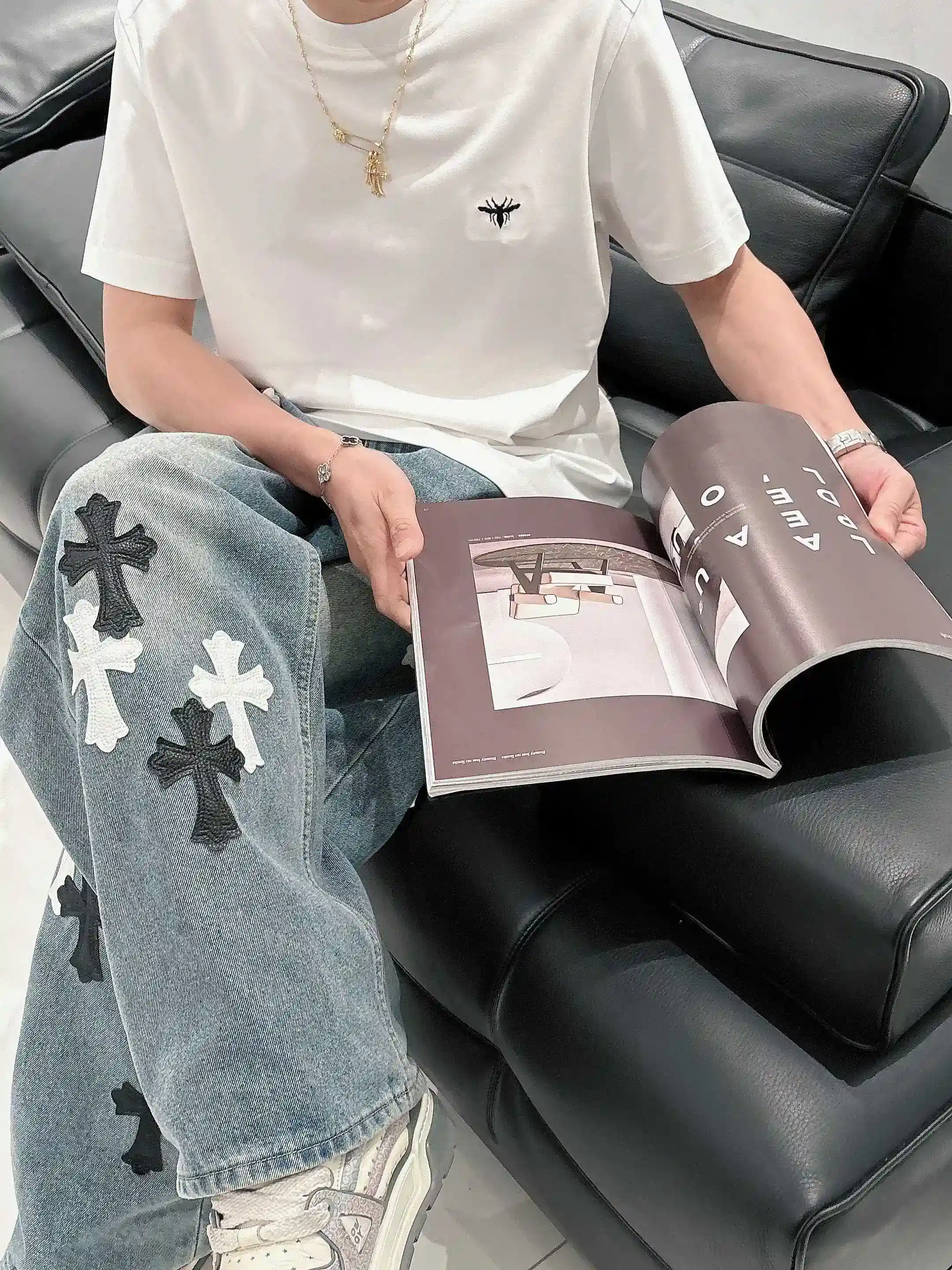 イメージ画像 [3]-P520 Dior ディオール 2025年春夏 プルミエール 半袖 クルーネック Tシャツ 高級オーダーメイドデザイン アヴァンギャルドファッション！ブランドロゴ入りの重厚なクラフツマンシップデザイン。ソフトな肌触り。快適な着心地。カウンターレベルの絶妙なステッチ。ブランドロゴは、マーセライズ加工を施したクラウドコットン生地で重厚にデザインされている。ボディへの効果は他の追随を許さない♡！メンズ必須の単品商品！カラー：ブラックホワイトヤーデージ：178 155ポンド摩耗L最大摩耗210ポンド-ハイフェイクバッグのM-3XLマイクロブロードバージョン