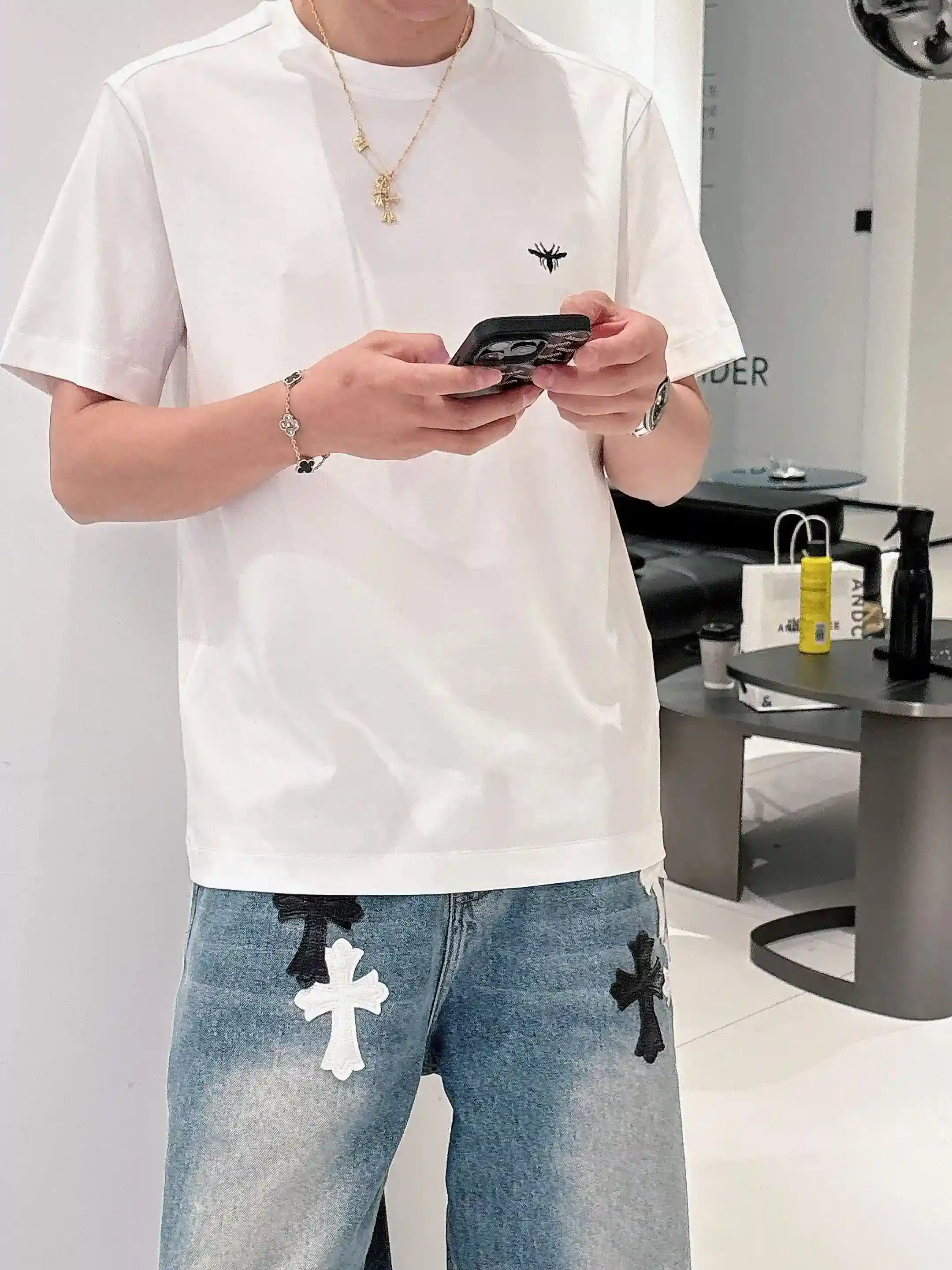 イメージ画像 [9]-P520 Dior ディオール 2025年春夏 プルミエール 半袖 クルーネック Tシャツ 高級オーダーメイドデザイン アヴァンギャルドファッション！ブランドロゴ入りの重厚なクラフツマンシップデザイン。ソフトな肌触り。快適な着心地。カウンターレベルの絶妙なステッチ。ブランドロゴはマーセライズ加工されたクラウドコットン生地で重厚にデザインされています。上半身の効果は他の追随を許さないハンサムさ！メンズ必須の単品商品！カラー：ブラックホワイトヤーデージ：178 155ポンド摩耗L最大摩耗210ポンド-ハイフェイクバッグのM-3XLマイクロブロードバージョン