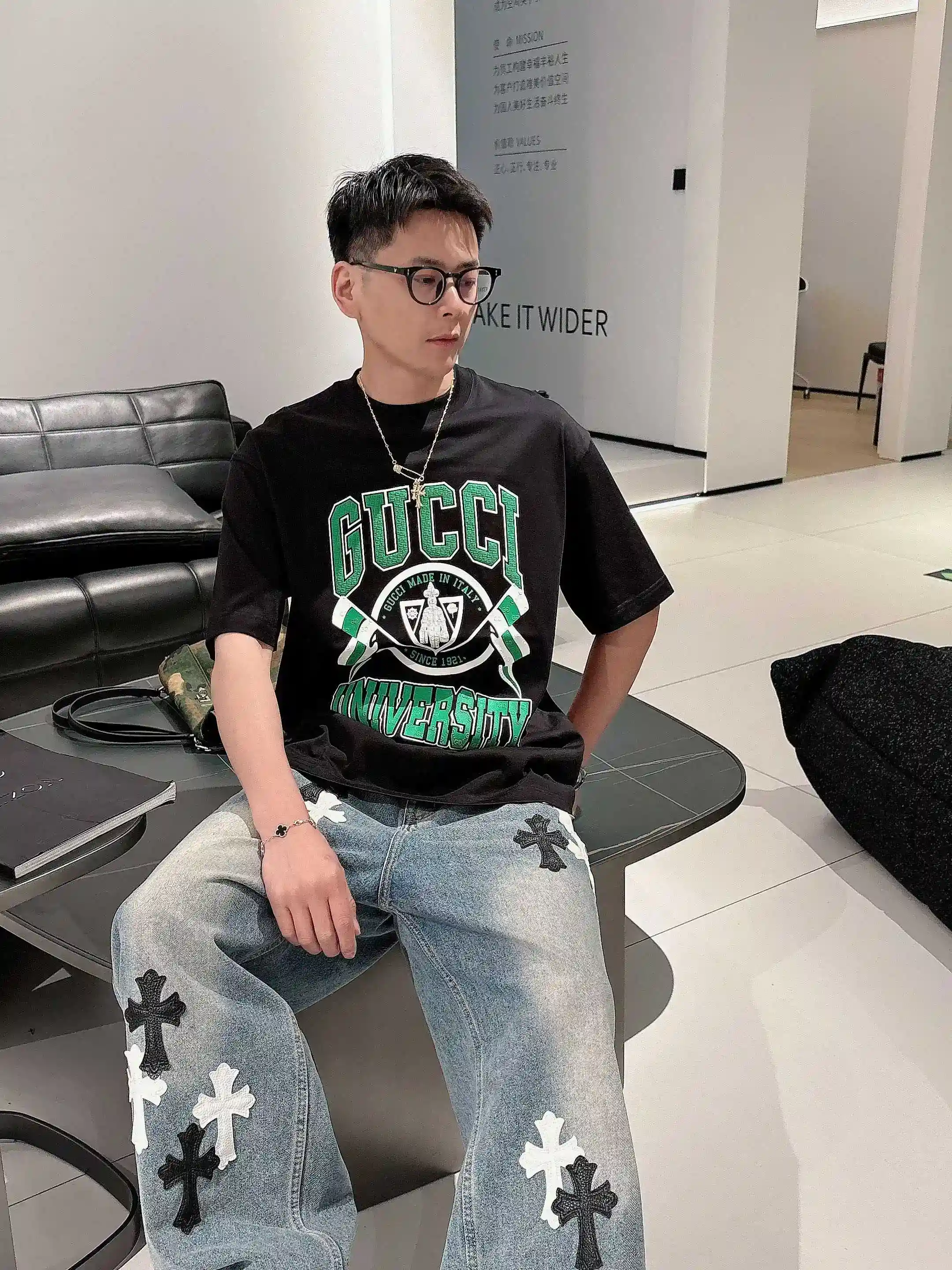 Image [7]-P520 Gucci Gucci Spring/Summer 2025 Premiere Short Sleeve Crew Neck T-Shirt High-end bespoke design Avant-garde fashion ! Logo de la marque, conception artisanale lourde, tissu en coton nuageux mercerisé. Doux au toucher. Confortable à porter. Coutures exquises au niveau du comptoir. Le logo de la marque est très travaillé et conçu dans un tissu de coton nuageux mercerisé. L'effet sur le corps est d'une beauté inégalée ! Le produit unique indispensable pour les hommes ! Couleur : Noir Blanc Longueur : M-3XL version micro large de 178 155 livres porter L usure maximale 210 livres-haute réplique sacs à main