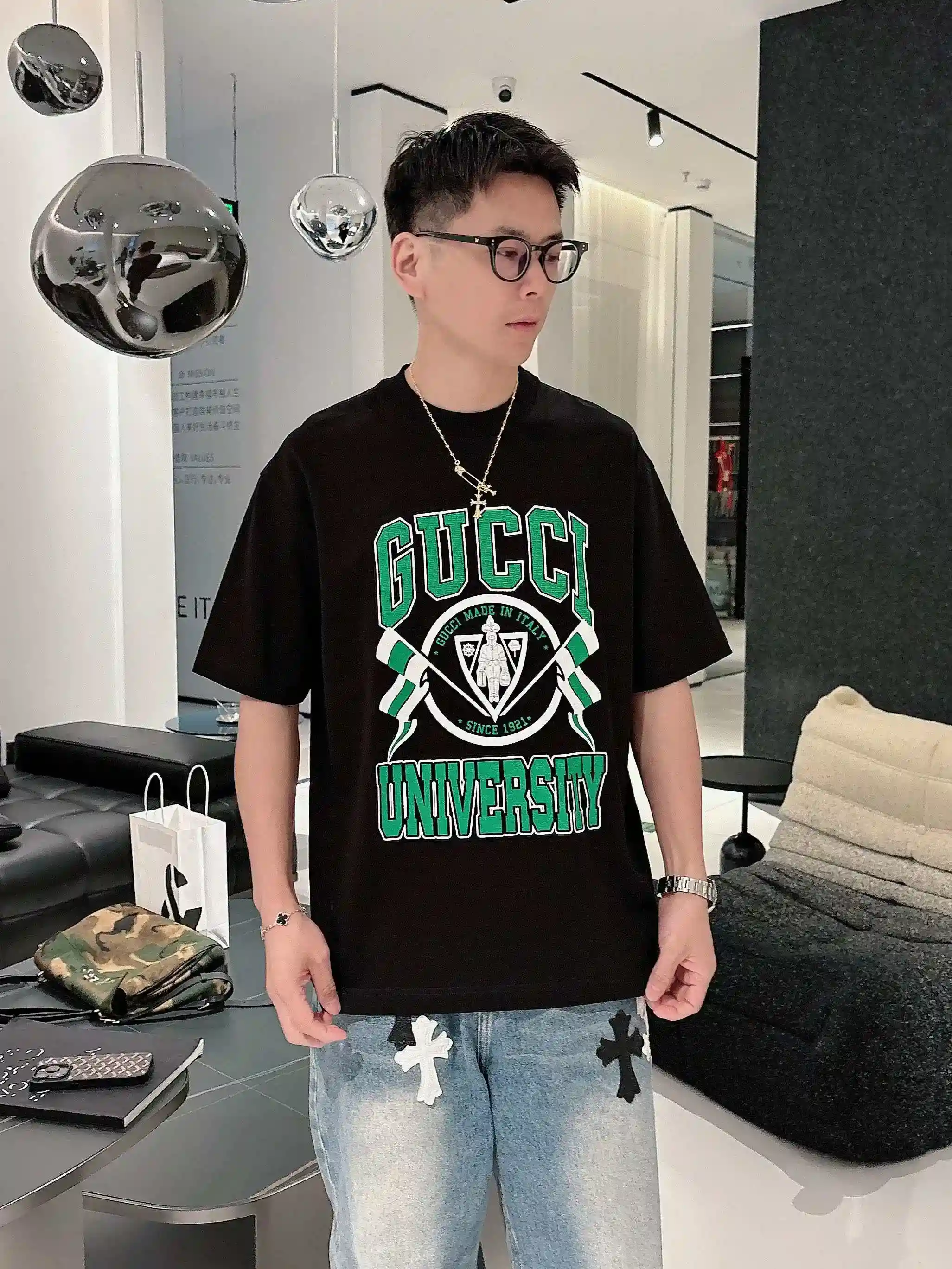 Image [12]-P520 Gucci Gucci Spring/Summer 2025 Premiere Short Sleeve Crew Neck T-Shirt High-end bespoke design Avant-garde fashion ! Logo de la marque, conception artisanale lourde, tissu en coton nuageux mercerisé. Toucher doux. Confortable à porter. Coutures exquises au niveau du comptoir. Le logo de la marque est très travaillé et conçu dans un tissu de coton nuageux mercerisé. L'effet sur le corps est d'une beauté inégalée ! Un produit unique essentiel pour les hommes ! Couleur : Noir Blanc Longueur : M-3XL Version micro large de 178 155 livres porter L usure maximale 210 livres-Sacs haute couture