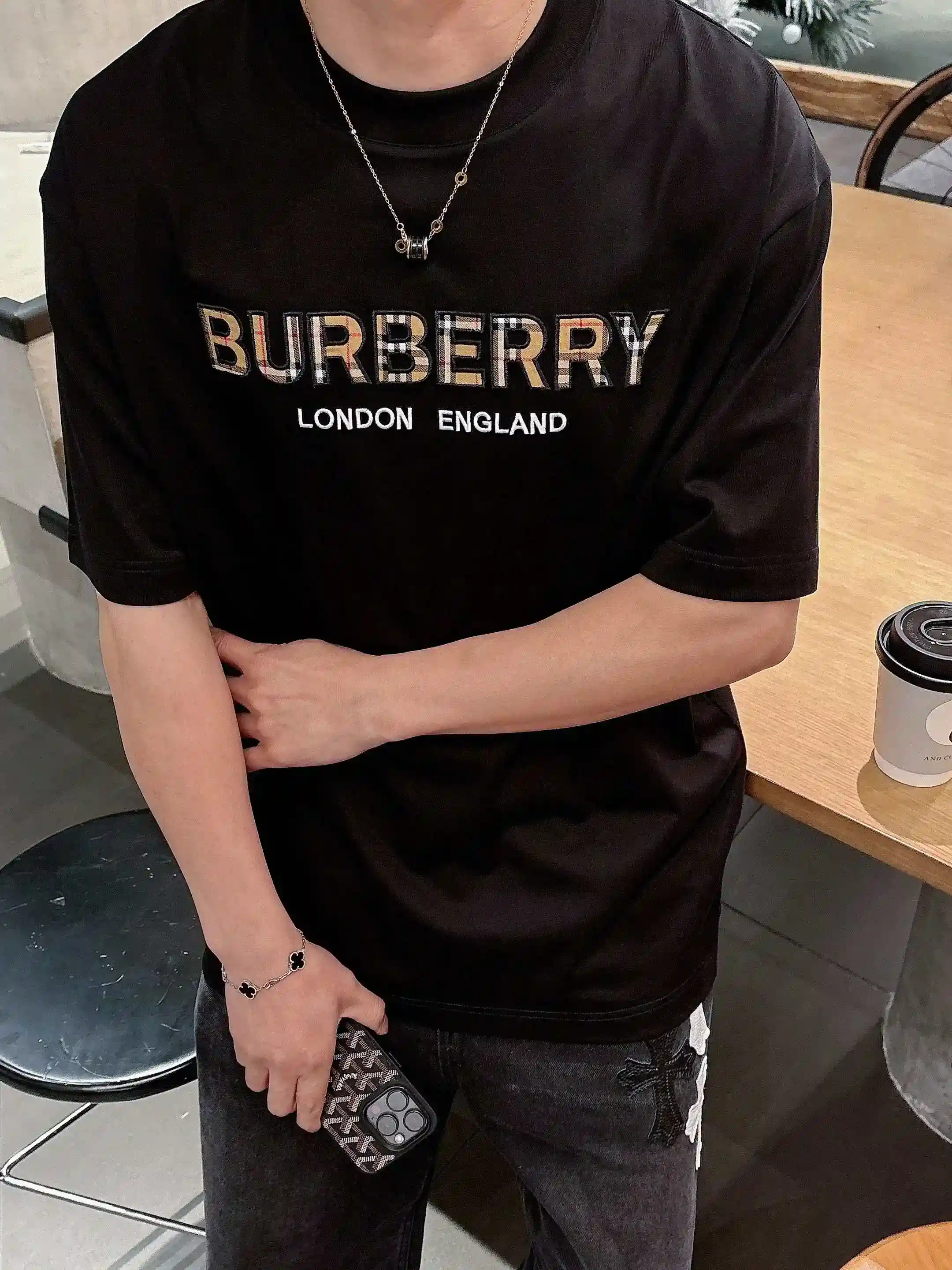 Image [3]-P520 Burberry Burberry 2025 Spring/Summer Debut Short Sleeve Crew Neck T-Shirt High-end bespoke design Avant-garde fashion ! Logo de la marque, conception artisanale lourde, tissu en coton nuageux mercerisé. Douceur au toucher. Confortable à porter. Coutures fines de qualité supérieure. Le logo de la marque est fortement travaillé et conçu dans un tissu de coton nuageux mercerisé. L'effet sur le haut du corps est d'une beauté inégalée ! Un produit unique essentiel pour les hommes ! Couleur : Noir Blanc Longueur : M-3XL Version micro large de 178 155 livres usure L usure maximale 210 livres-Sacs haute couture