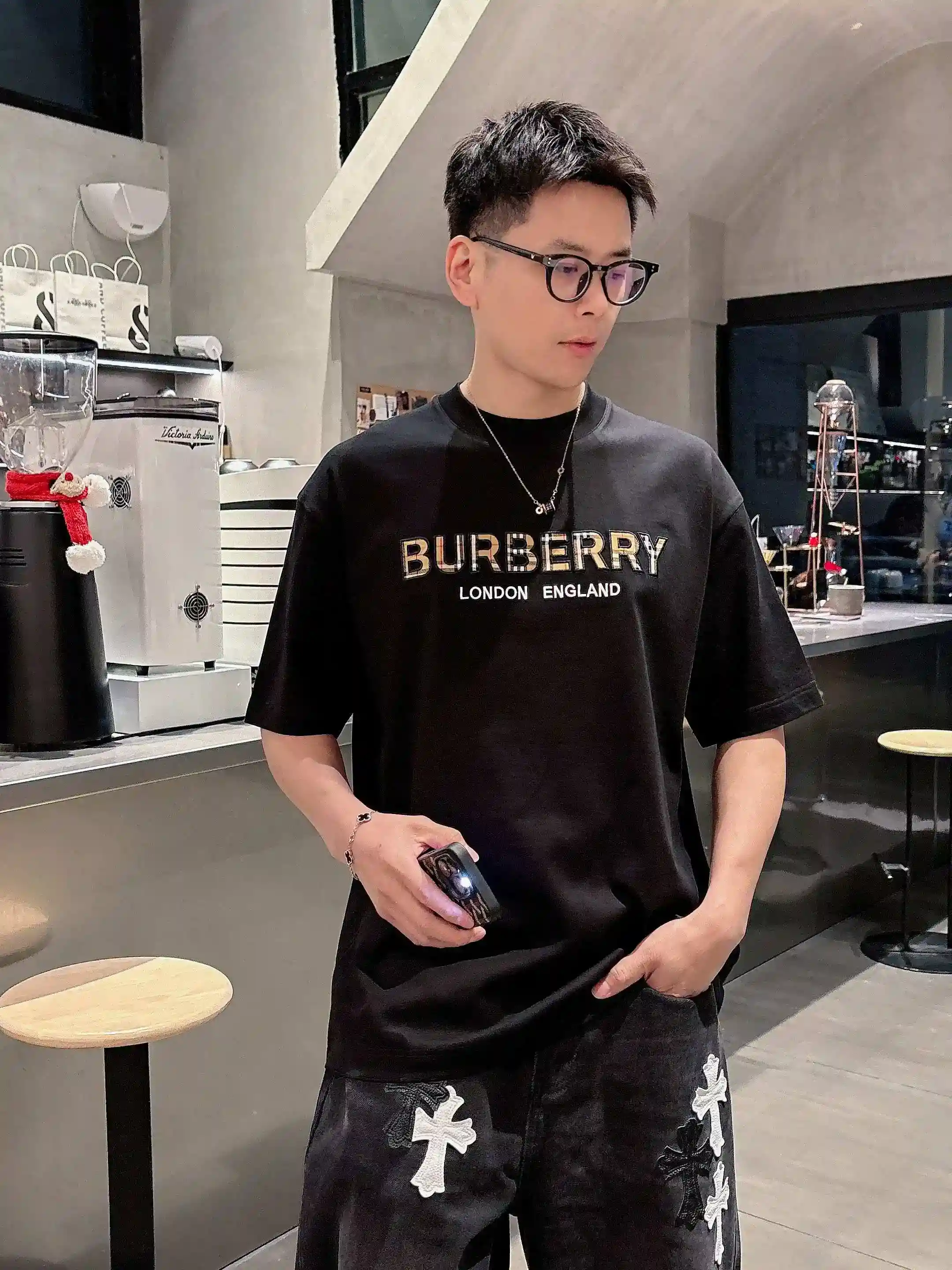 P520 Burberry Burberry Spring/Summer 2025 Debut Short Sleeve Crew Neck T-Shirt Design sur mesure haut de gamme Mode d'avant-garde ! Logo de la marque, conception artisanale lourde, tissu en coton nuage mercerisé. Doux au toucher. Confortable à porter. Coutures fines de qualité supérieure. Le logo de la marque est très travaillé et conçu dans un tissu de coton nuageux mercerisé. L'effet sur le haut du corps est d'une beauté inégalée ! Un produit unique essentiel pour les hommes ! Couleur : Noir Blanc Longueur : M-3XL Version micro large de 178 155 livres porter L usure maximale 210 livres-Haute Faux Sacs