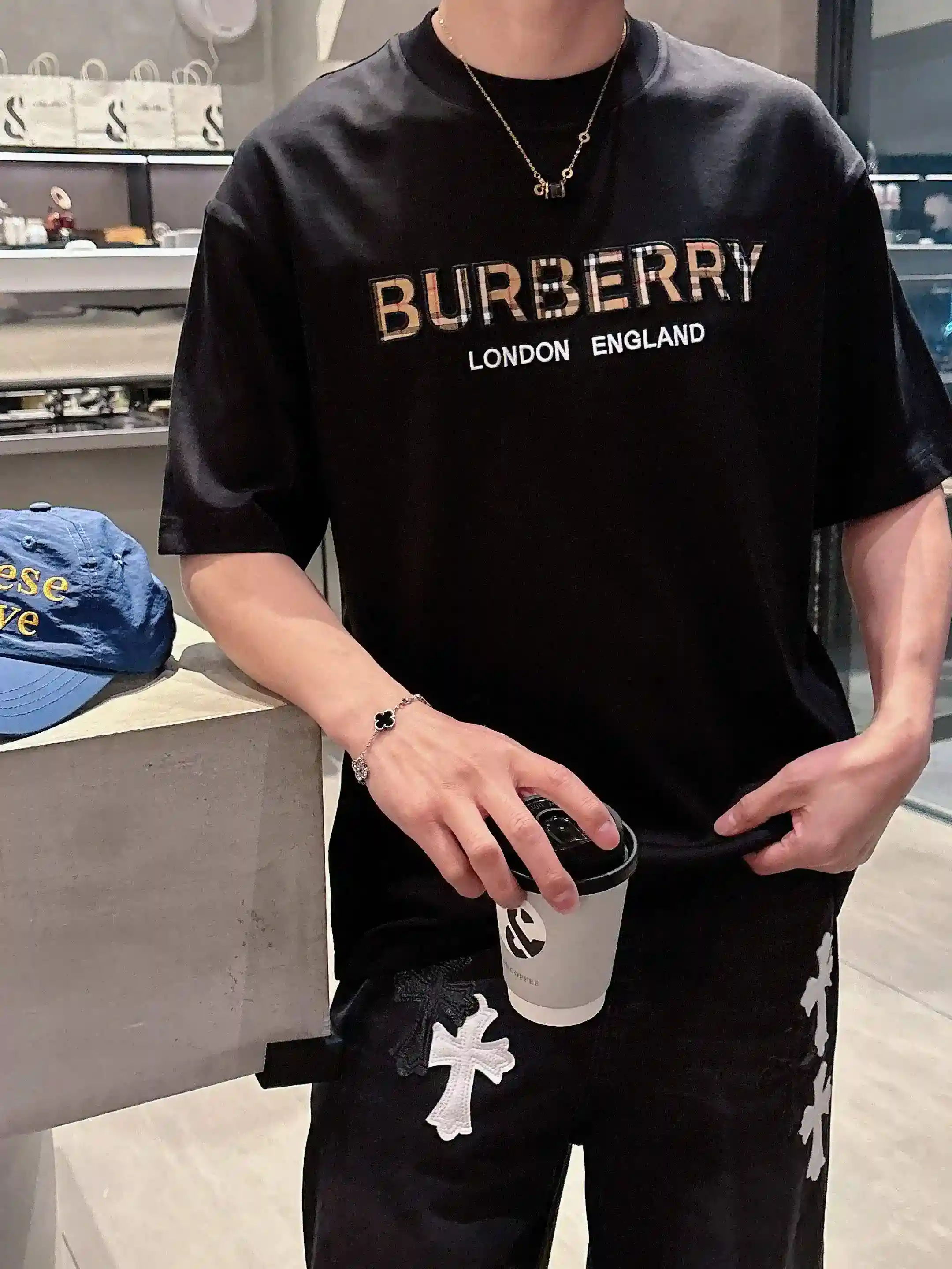 Image [9]-P520 Burberry Burberry Spring Summer 2025 First Short Sleeve Crew Neck T-Shirt Design sur mesure haut de gamme Mode d'avant-garde ! Logo de la marque, conception artisanale soignée, tissu en coton nuageux mercerisé. Douceur au toucher. Confortable à porter. Coutures fines de qualité supérieure. Le logo de la marque est fortement travaillé et conçu dans un tissu de coton nuageux mercerisé. L'effet sur le corps est d'une beauté inégalée ! Un produit unique essentiel pour les hommes ! Couleur : Noir Blanc Longueur : M-3XL Version micro large de 178 155 livres usure L usure maximale 210 livres-Sacs de haute couture