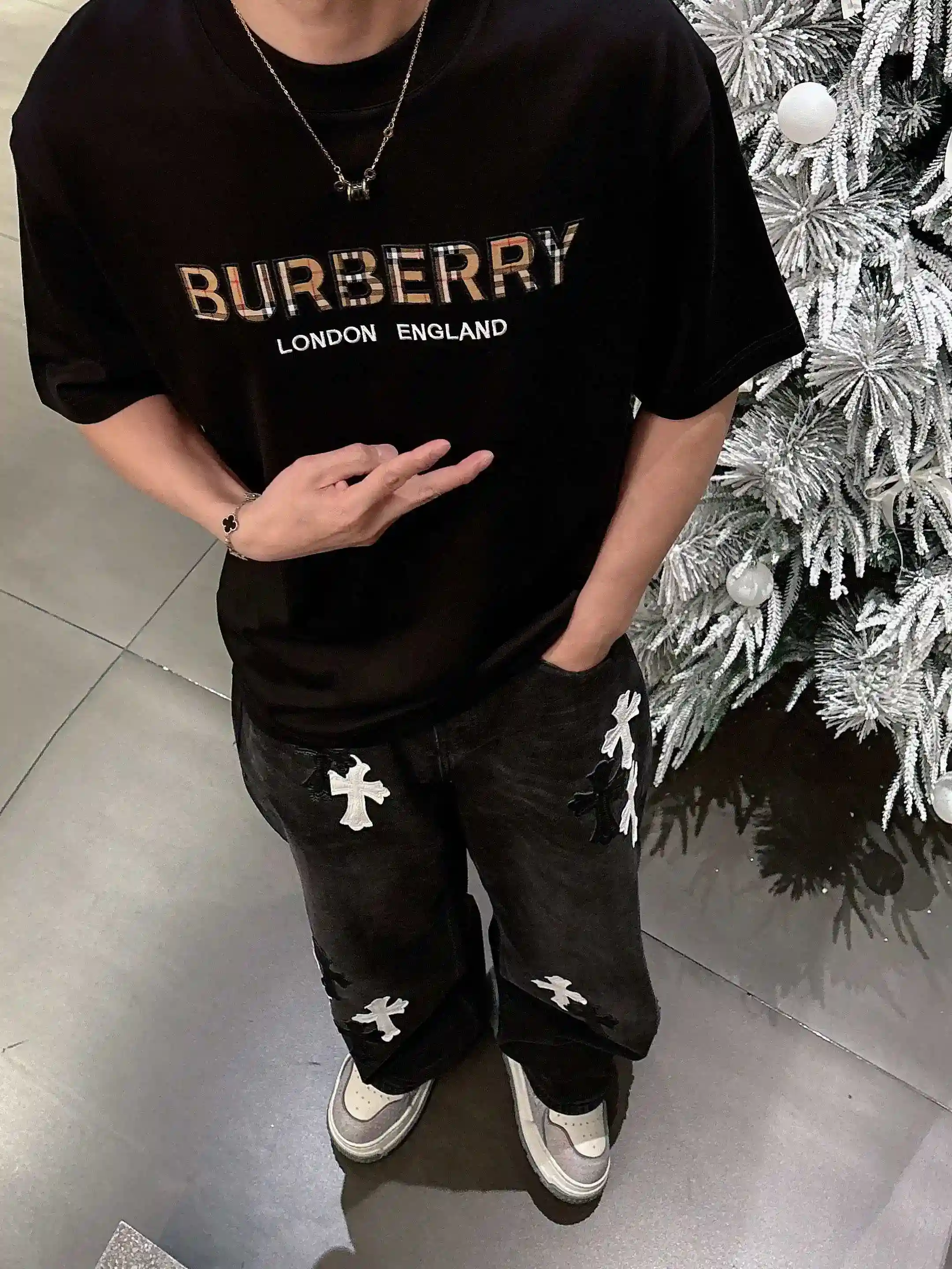 Imagem [10]-P520 Burberry Burberry 2025 Spring/Summer Debut Short Sleeve Crew Neck T-Shirt Design topo de gama por medida Moda de vanguarda! Logótipo da marca com design artesanal pesado Tecido de algodão turvo mercerizado. Suave ao toque. Confortável de usar. Costura fina de qualidade superior. O logótipo da marca é muito trabalhado e desenhado em tecido de algodão turvo mercerizado. O efeito no corpo é de uma beleza inigualável! Um produto único essencial para os homens! Cor: preto branco Yardage: M-3XL Micro broad version of 178 155 pounds wear L maximum wear 210 pounds-High-fashion bags