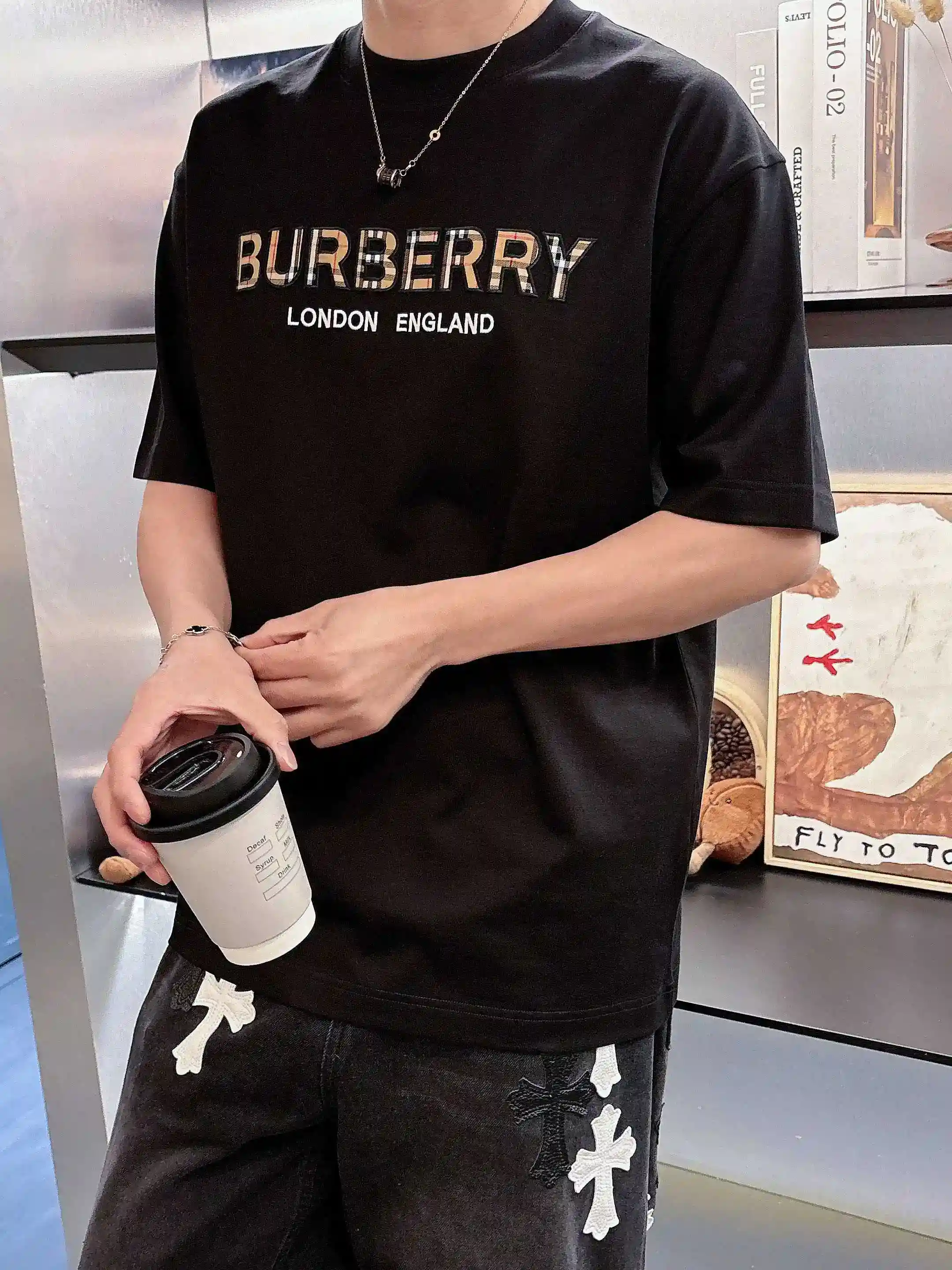 Image [6]-P520 Burberry Burberry SS2025 First Short Sleeve Crew Neck T-Shirt Design sur mesure haut de gamme Mode d'avant-garde ! Logo de la marque, conception artisanale lourde, tissu en coton nuageux mercerisé. Douceur au toucher. Confortable à porter. Coutures fines de qualité supérieure. Le logo de la marque est conçu de manière très artisanale dans un tissu de coton nuageux mercerisé. L'effet sur le corps est d'une beauté inégalée ! Un produit unique essentiel pour les hommes ! Couleur : Noir Blanc Longueur : M-3XL Version micro large de 178 155 livres usure L usure maximale 210 livres-Sacs de haute couture