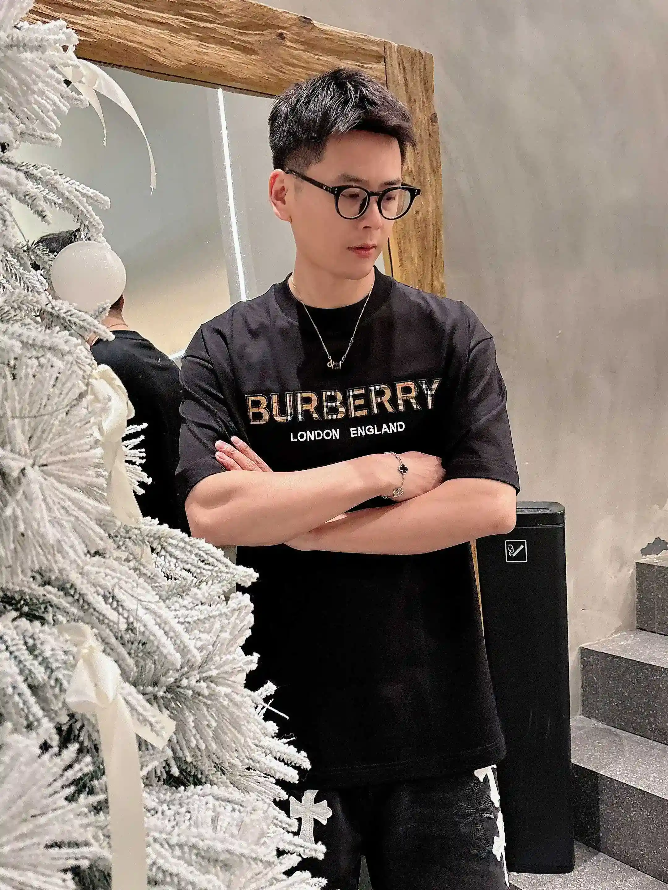 Image [12]-P520 Burberry Burberry 2025 Spring/Summer Debut Short Sleeve Crew Neck T-Shirt High-end bespoke design Avant-garde fashion ! Logo de la marque, conception artisanale lourde, tissu en coton nuageux mercerisé. Douceur au toucher. Confortable à porter. Coutures fines de qualité supérieure. Le logo de la marque est fortement travaillé et conçu dans un tissu de coton nuageux mercerisé. L'effet sur le corps est d'une beauté inégalée ! Un produit unique essentiel pour les hommes ! Couleur : Noir Blanc Longueur : M-3XL Version micro large de 178 155 livres porter L usure maximale 210 livres-Haute Faux Sacs