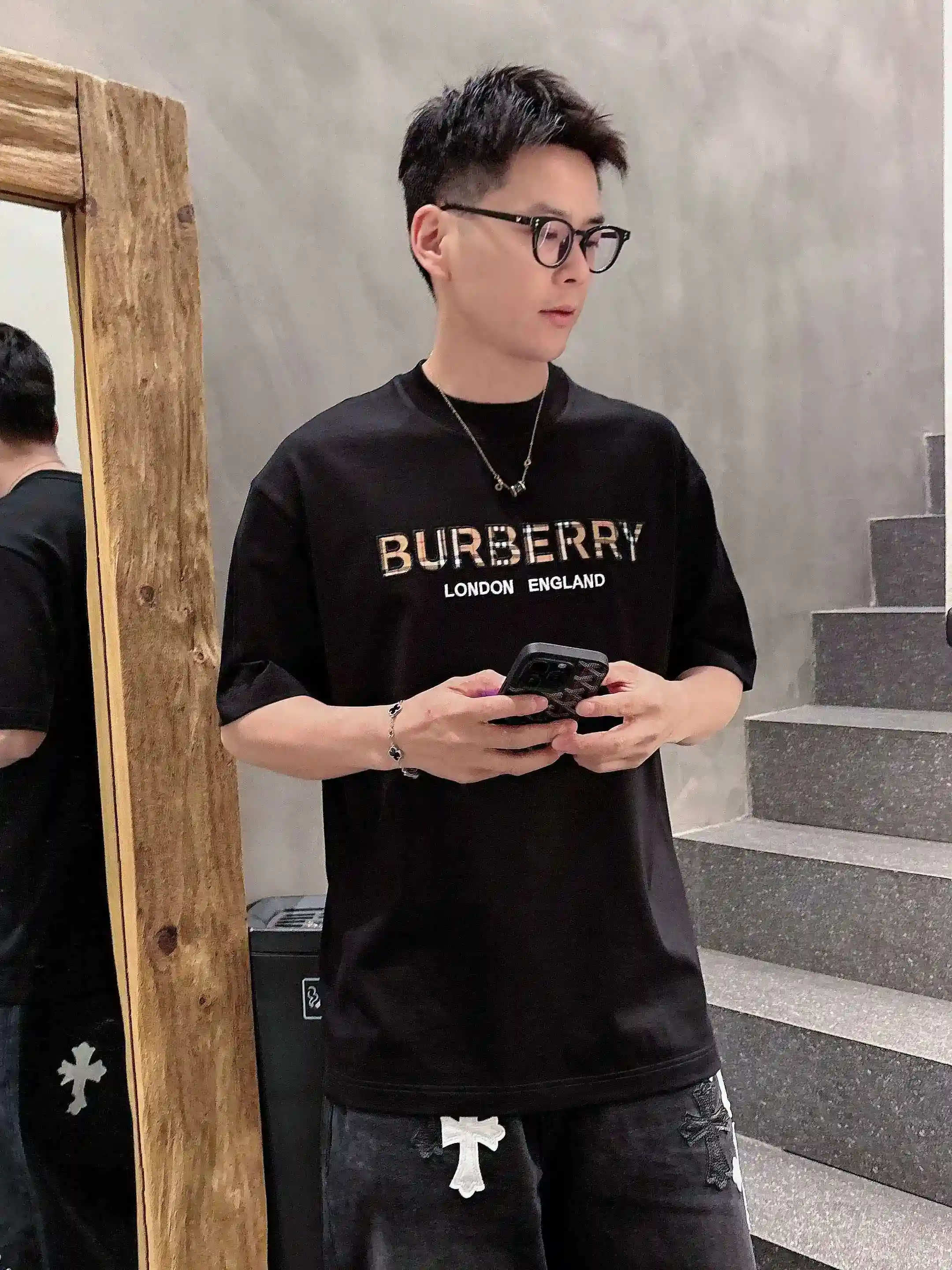 Image [14]-P520 Burberry Burberry 2025 Spring/Summer Debut Short Sleeve Crew Neck T-Shirt High-end bespoke design Avant-garde fashion ! Logo de la marque, conception artisanale lourde, tissu en coton nuageux mercerisé. Douceur au toucher. Confortable à porter. Coutures fines de qualité supérieure. Le logo de la marque est fortement travaillé et conçu dans un tissu de coton nuageux mercerisé. L'effet sur le haut du corps est d'une beauté inégalée ! Un produit unique essentiel pour les hommes ! Couleur : Noir Blanc Longueur : M-3XL version micro large de 178 155 livres porter L usure maximale 210 livres-haute réplique sacs à main