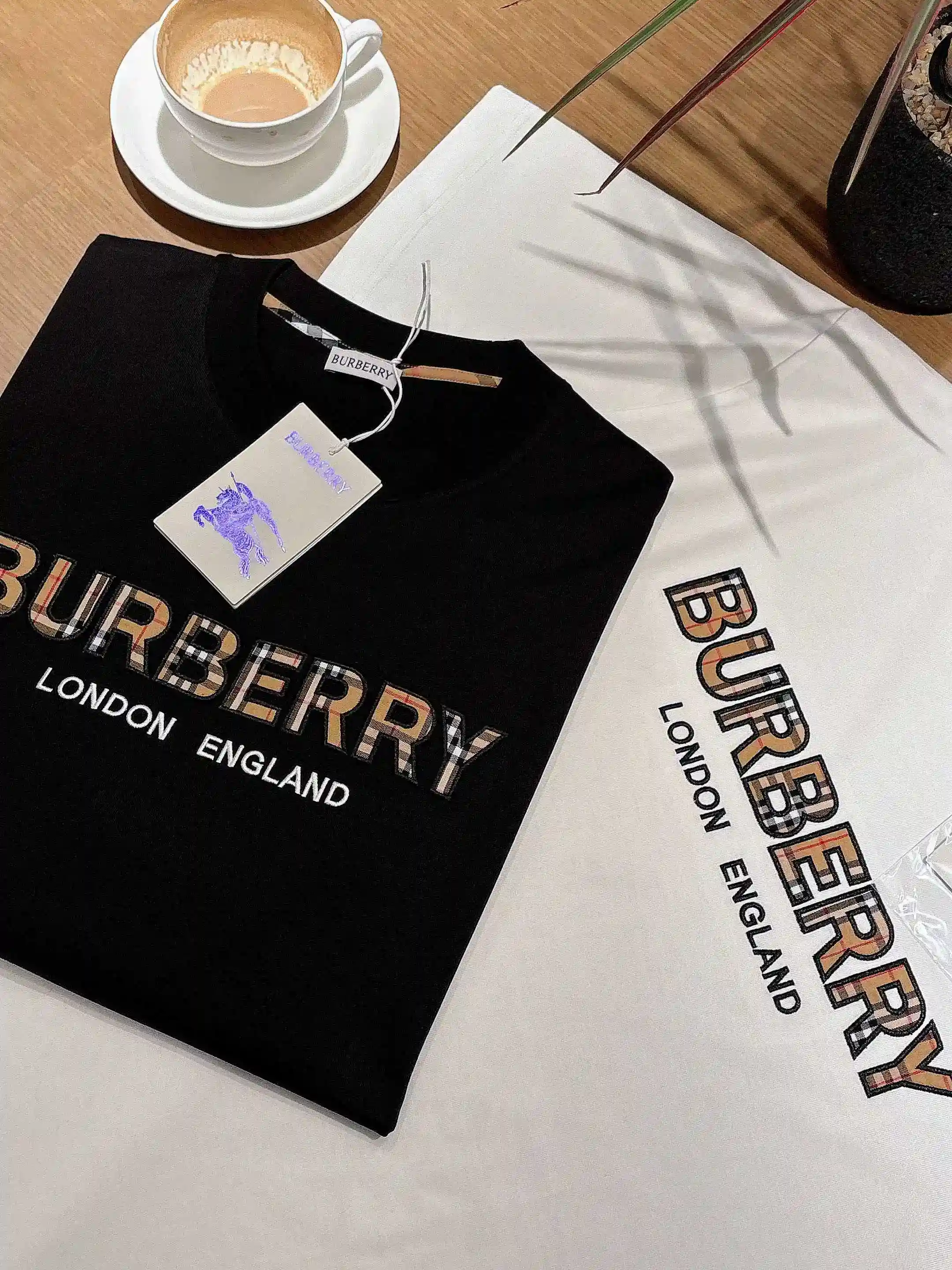 Imagem [15]-P520 Burberry Burberry 2025 Spring/Summer Debut Short Sleeve Crew Neck T-Shirt Design topo de gama por medida Moda de vanguarda! Logótipo da marca com design artesanal pesado Tecido de algodão turvo mercerizado. Suave ao toque. Confortável de usar. Costura fina de qualidade superior. O logótipo da marca é muito trabalhado e desenhado em tecido de algodão turvo mercerizado. O efeito no corpo é de uma beleza inigualável! Um produto único essencial para os homens! Cor: preto branco Yardage: M-3XL Micro broad version of 178 155 pounds wear L maximum wear 210 pounds-High Faux Bags