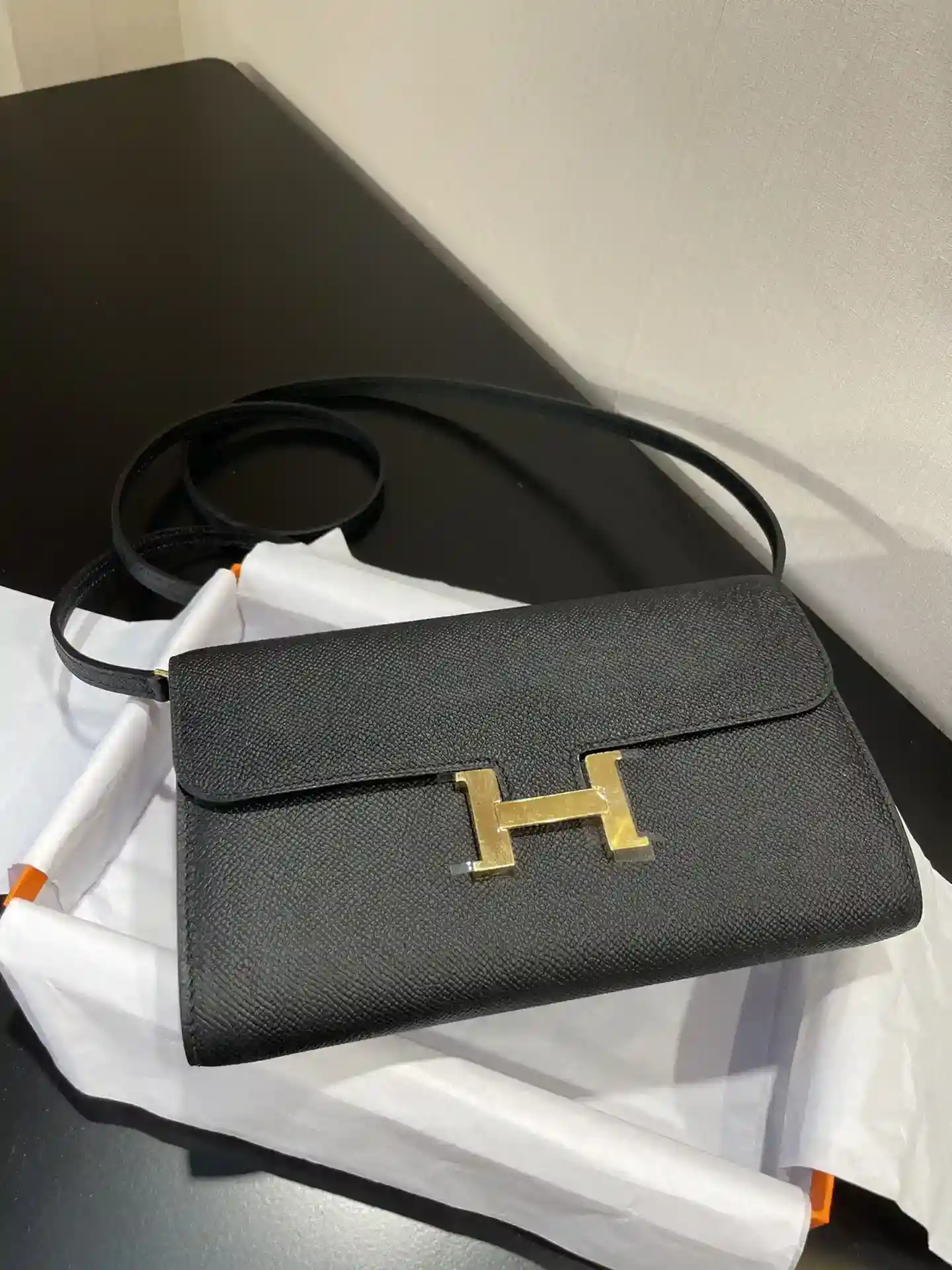 Imagen [7] - Bolso cruzado Hermès Constance to go Detalle Color negro con hebilla dorada Piel epsom (Dimensiones: L 20,5 x A 13 x P 2 cm) Hermès 𝙃𝙚𝙧𝙢𝙚