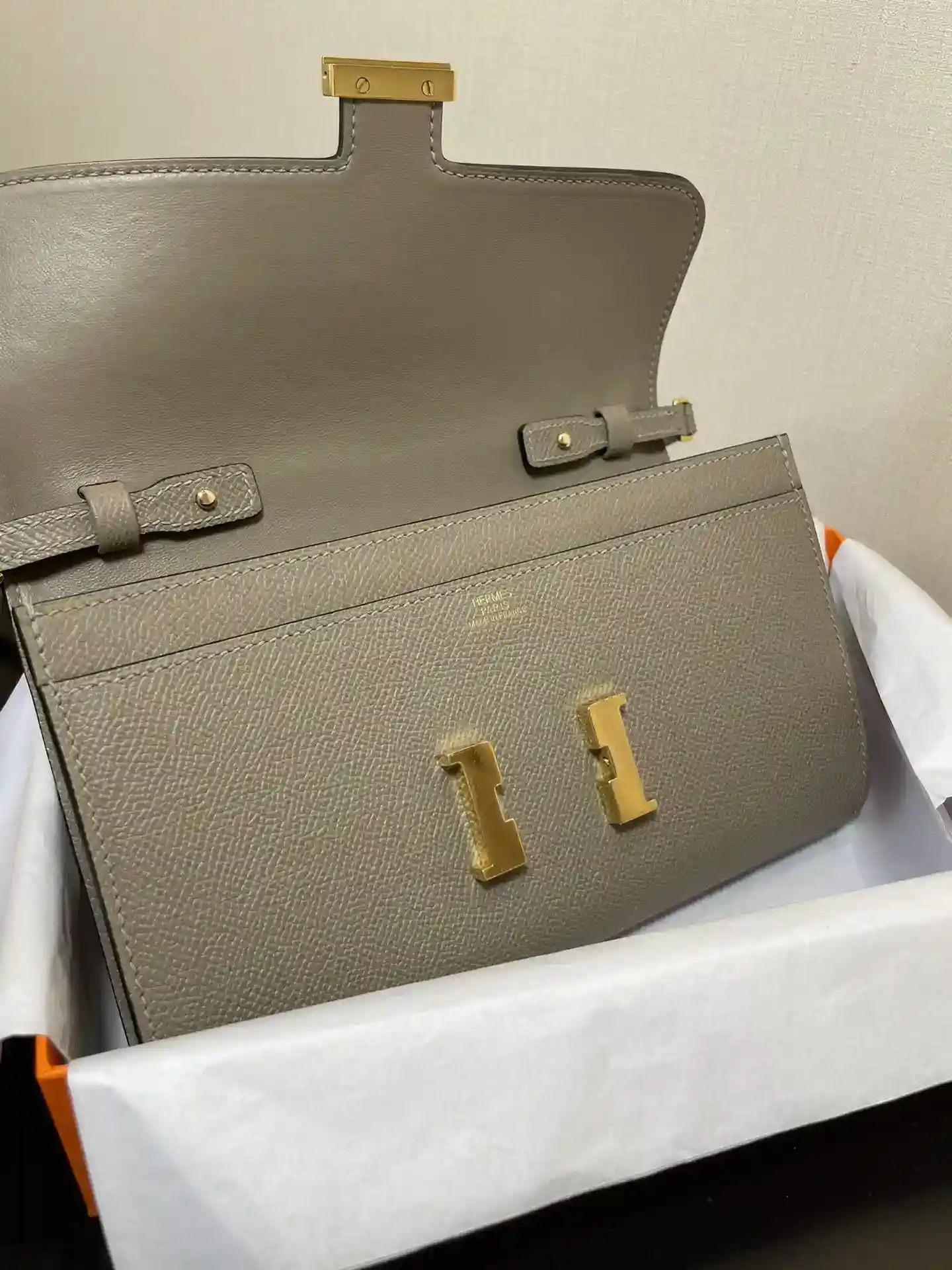 Imagem [3]-Saco de tiracolo Hermès Constance to go Pormenor Cor cinzento asfalto com fivela dourada Couro epsom (Dimensões: C 20,5 x L 13 x Espessura 2 cm) Hermès 𝙃𝙚𝙧𝙢𝙚