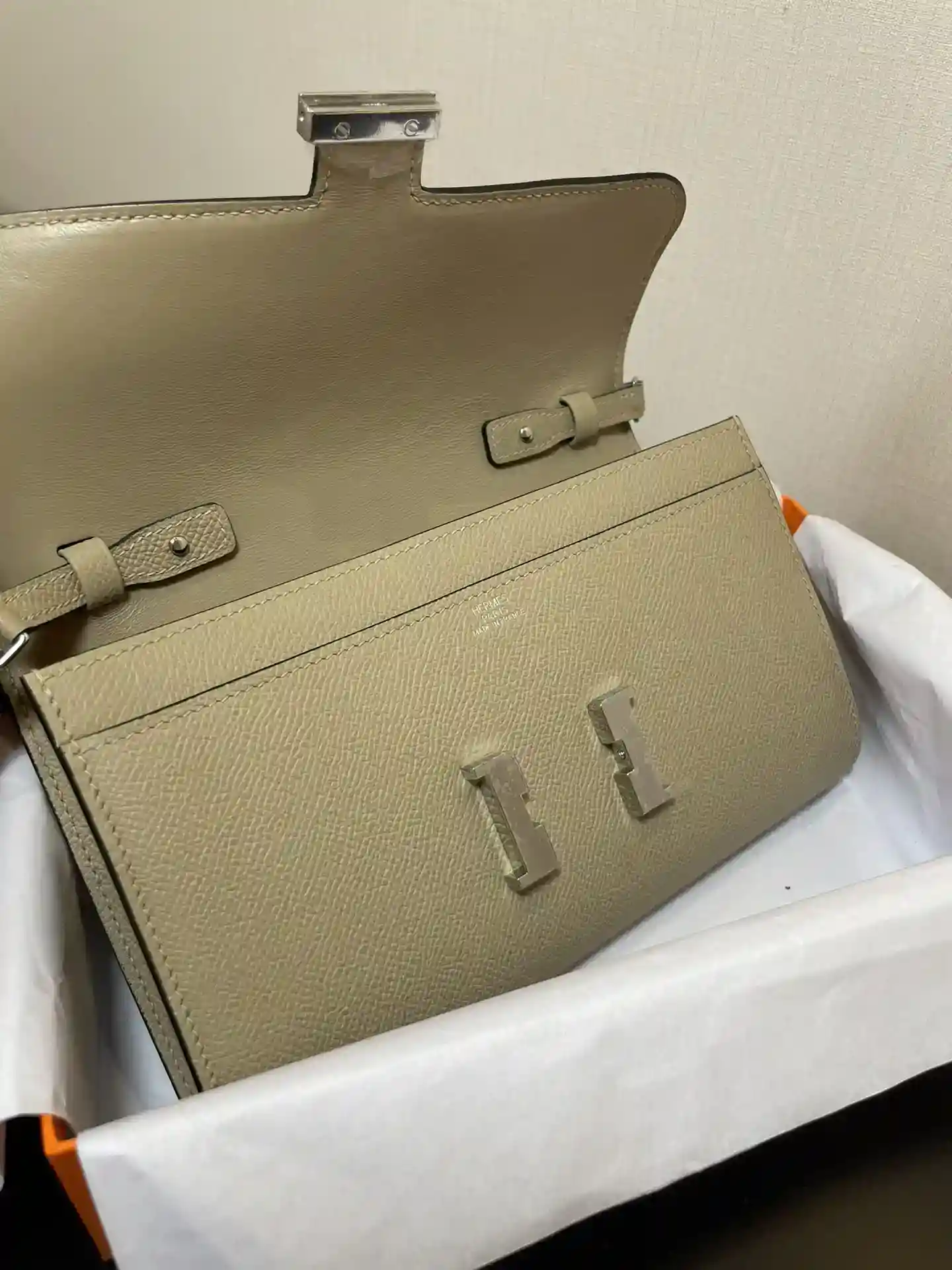 Imagen [3] - Bolso cruzado Hermès Constance to go Detalle Color gris claro con hebilla plateada Piel epsom (dimensiones: L 20,5 x A 13 x Th 2 cm) Hermès 𝙃𝙚𝙧𝙢𝙚