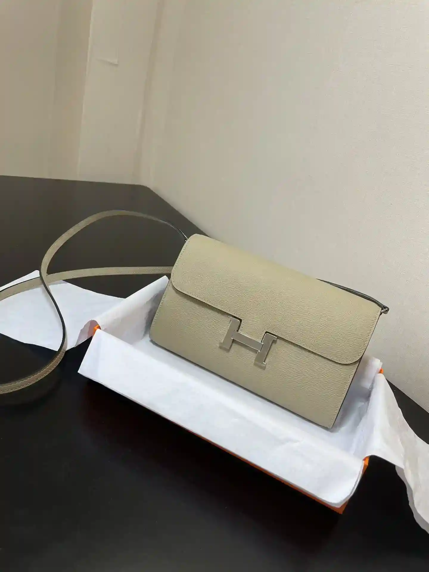 Imagen [6] - Bolso cruzado Hermès Constance to go Detalle Color gris claro con hebilla plateada Piel epsom (dimensiones: L 20,5 x A 13 x Th 2 cm) Hermès 𝙃𝙚𝙧𝙢𝙚