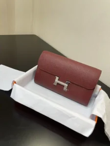 Saco a tiracolo Hermès Constance to go Pormenor cor borgonha fivela prateada couro epsom (Dimensões: C 20,5 x L 13 x A 2 cm) Hermès 𝙃𝙚𝙧𝙢𝙚