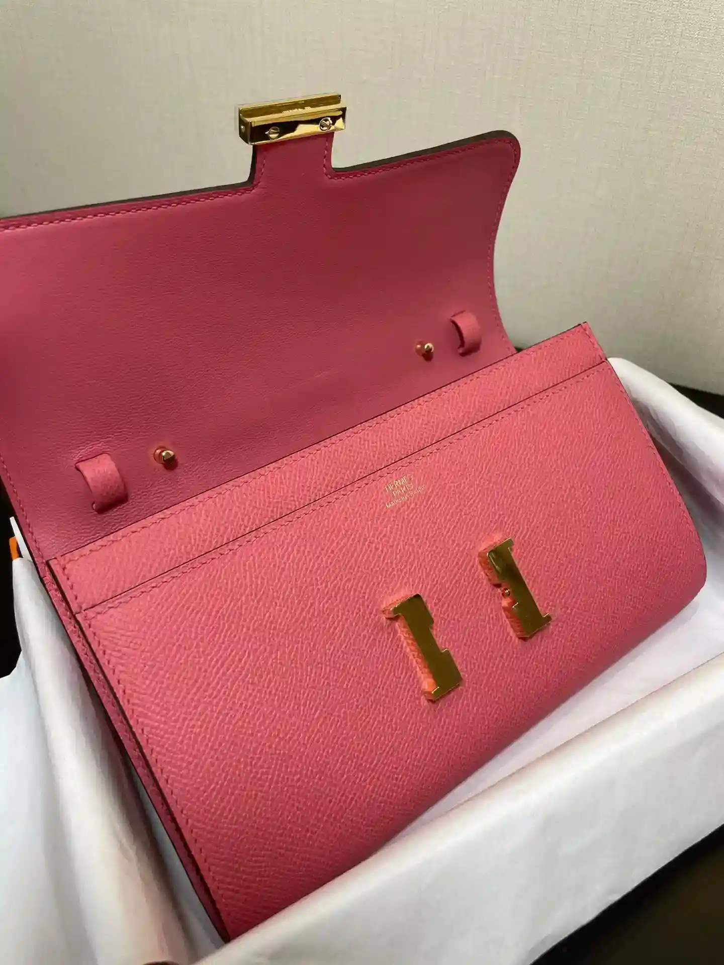 Imagem [3] - Hermès Constance to go crossbody bag Pormenor Cor Batom rosa Fivela dourada Couro epsom (Dimensões: C 20,5 x L 13 x A 2 cm) Hermès 𝙃𝙚𝙧𝙢𝙚