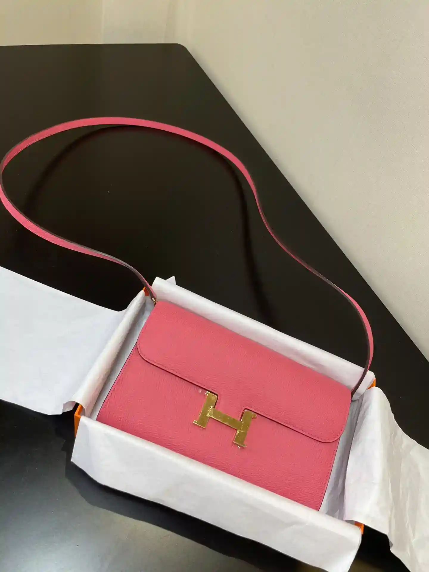 Imagem [9]-Saco de tiracolo Hermès Constance to go Pormenor Cor Batom Rosa Ouro Fivela Couro epsom (Dimensões: C 20,5 x L 13 x Espessura 2 cm) Hermès 𝙃𝙚𝙧𝙢𝙚