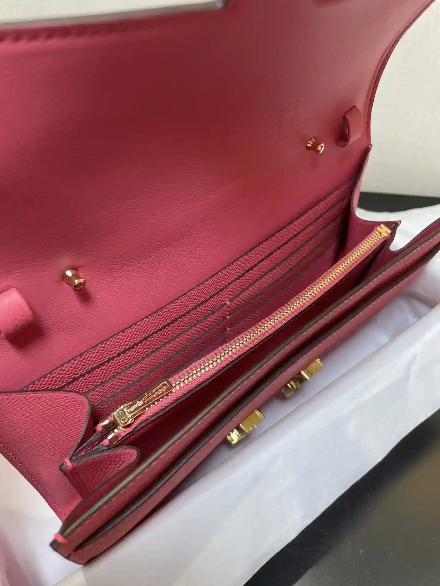 Imagen [4]-Hermès Constance to go bolso crossbody Detalle Color Rosa Lipstick Hebilla dorada Piel epsom (Dimensiones: L 20.5 x An 13 x Grueso 2 cm) Hermès 𝙃𝙚𝙧𝙢𝙚