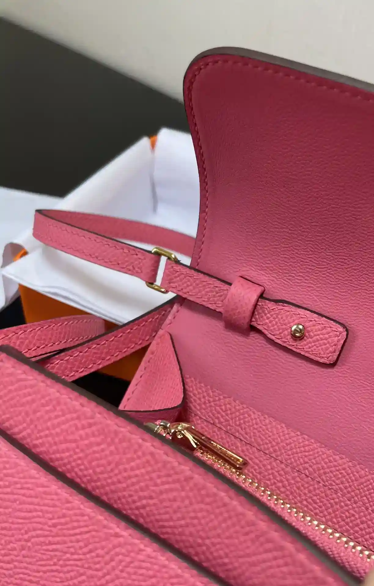 Imagen [8]-Hermès Constance to go bolso crossbody Detalle Color Rosa Lipstick Hebilla dorada Piel epsom (Dimensiones: L 20.5 x An 13 x Grueso 2 cm) Hermès 𝙃𝙚𝙧𝙢𝙚