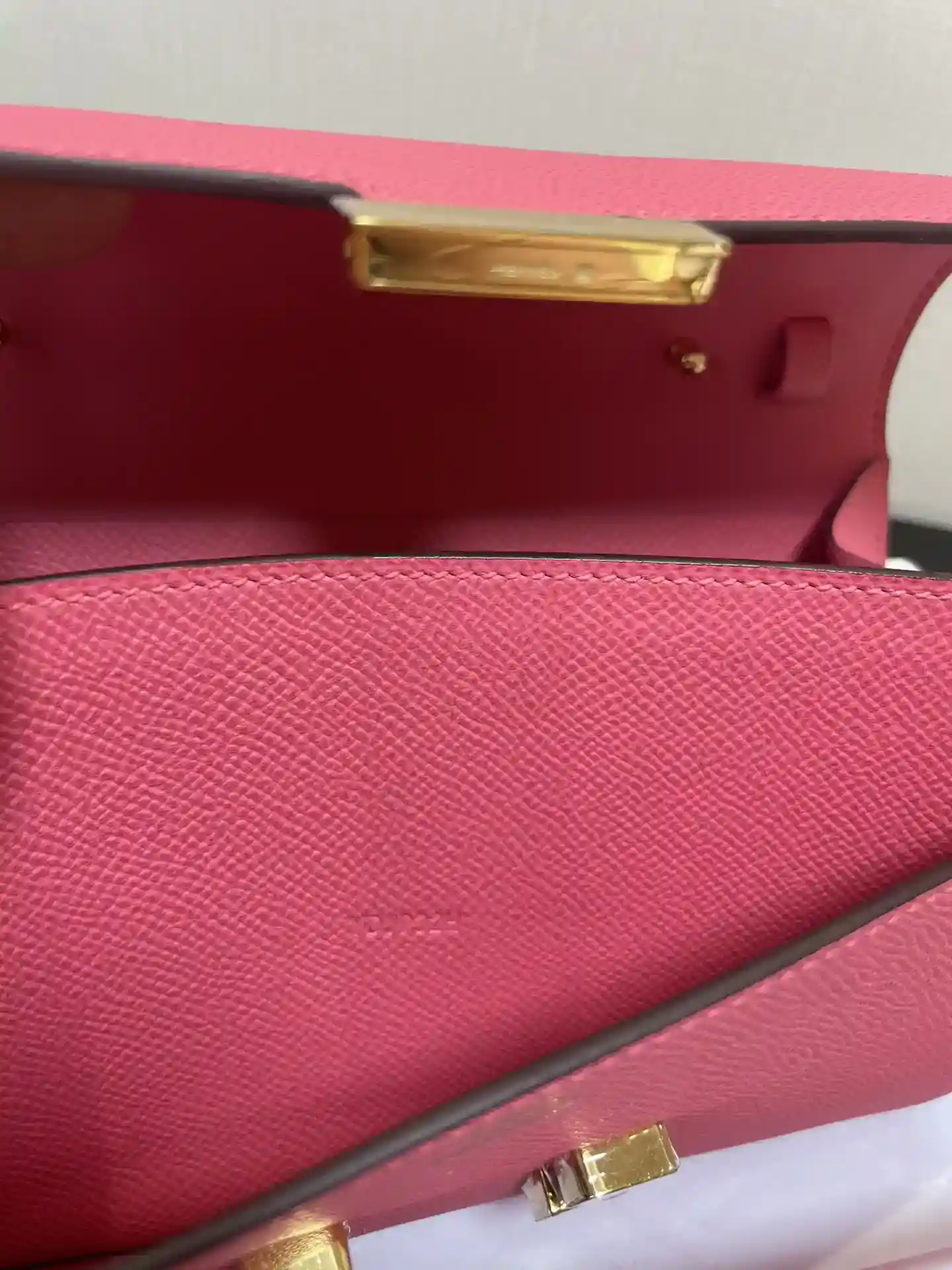 Imagen [5]-Hermès Constance to go bolso crossbody Detalle Color Rosa Lipstick Hebilla dorada Piel epsom (Dimensiones: Largo 20,5 x Ancho 13 x Grueso 2 cm) Hermès 𝙃𝙚𝙧𝙢𝙚